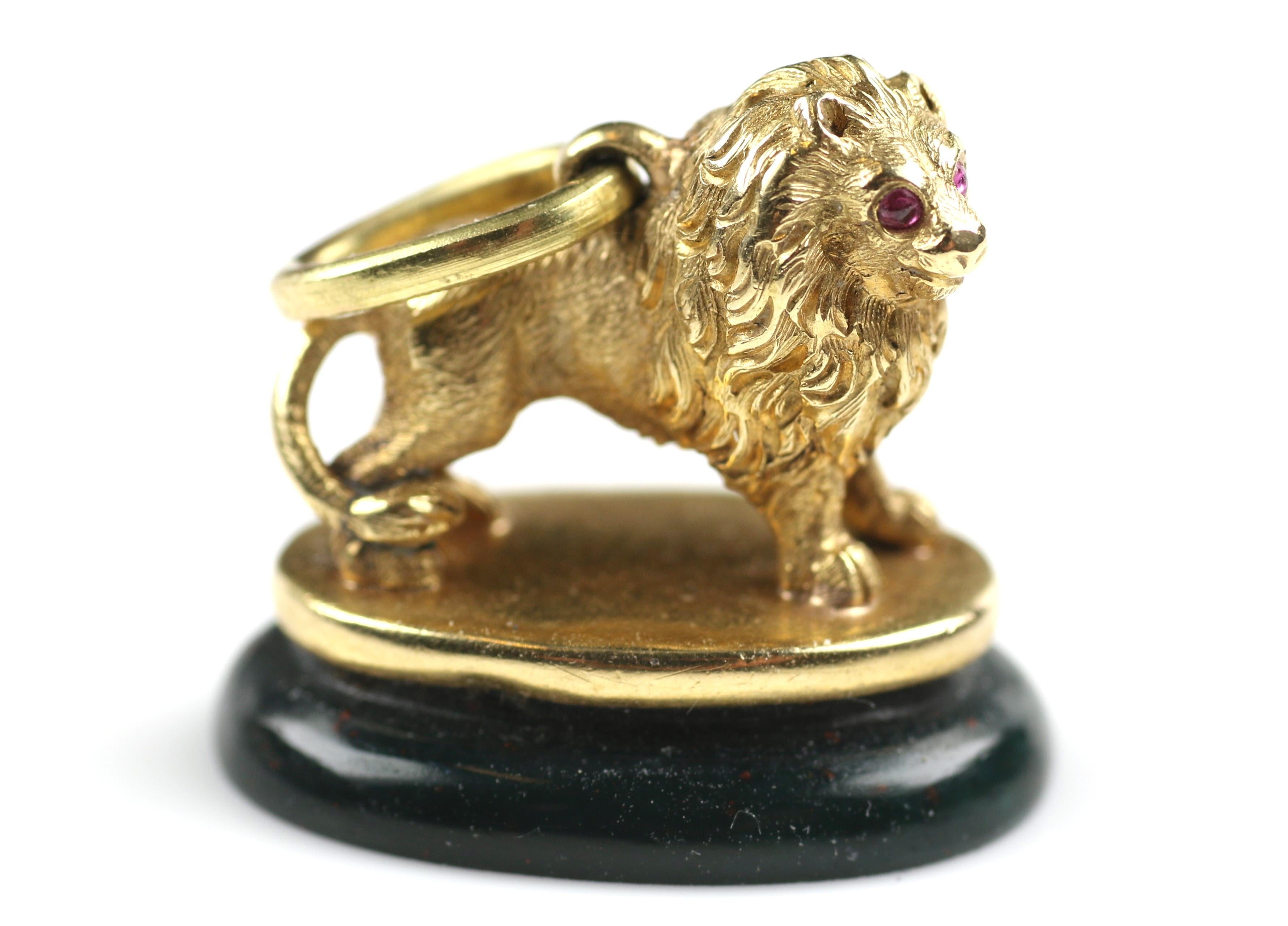 Antique Heliotrope Seal Fob Pendant with 18K Gold Lion In Good Condition For Sale In Rotterdam, NL