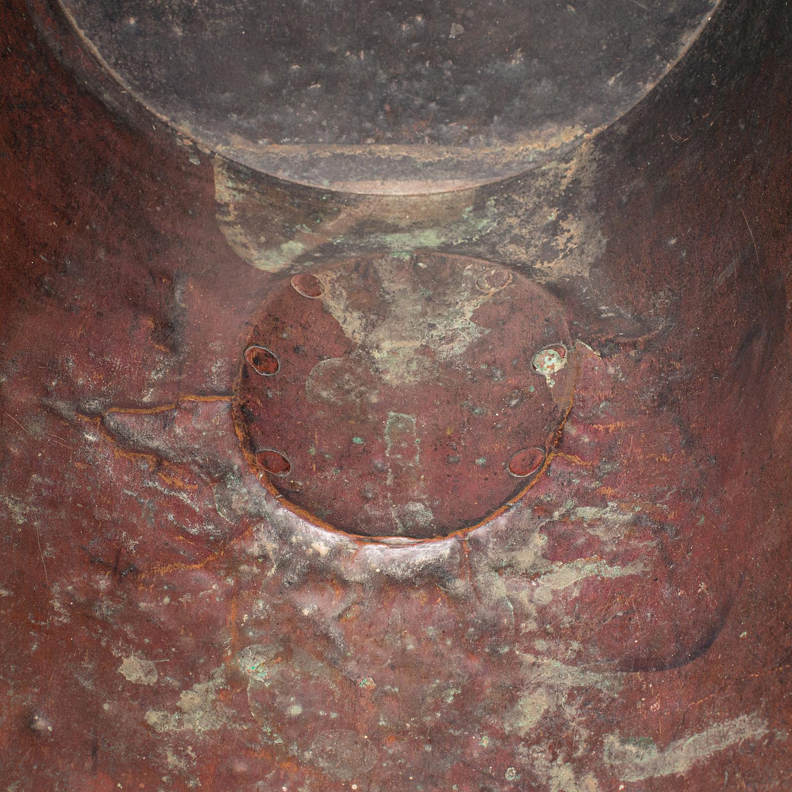 Cuivre Seau à feu antique à casque, bouilloire à charbon en cuivre anglaise, boîte de cheminée victorienne en vente
