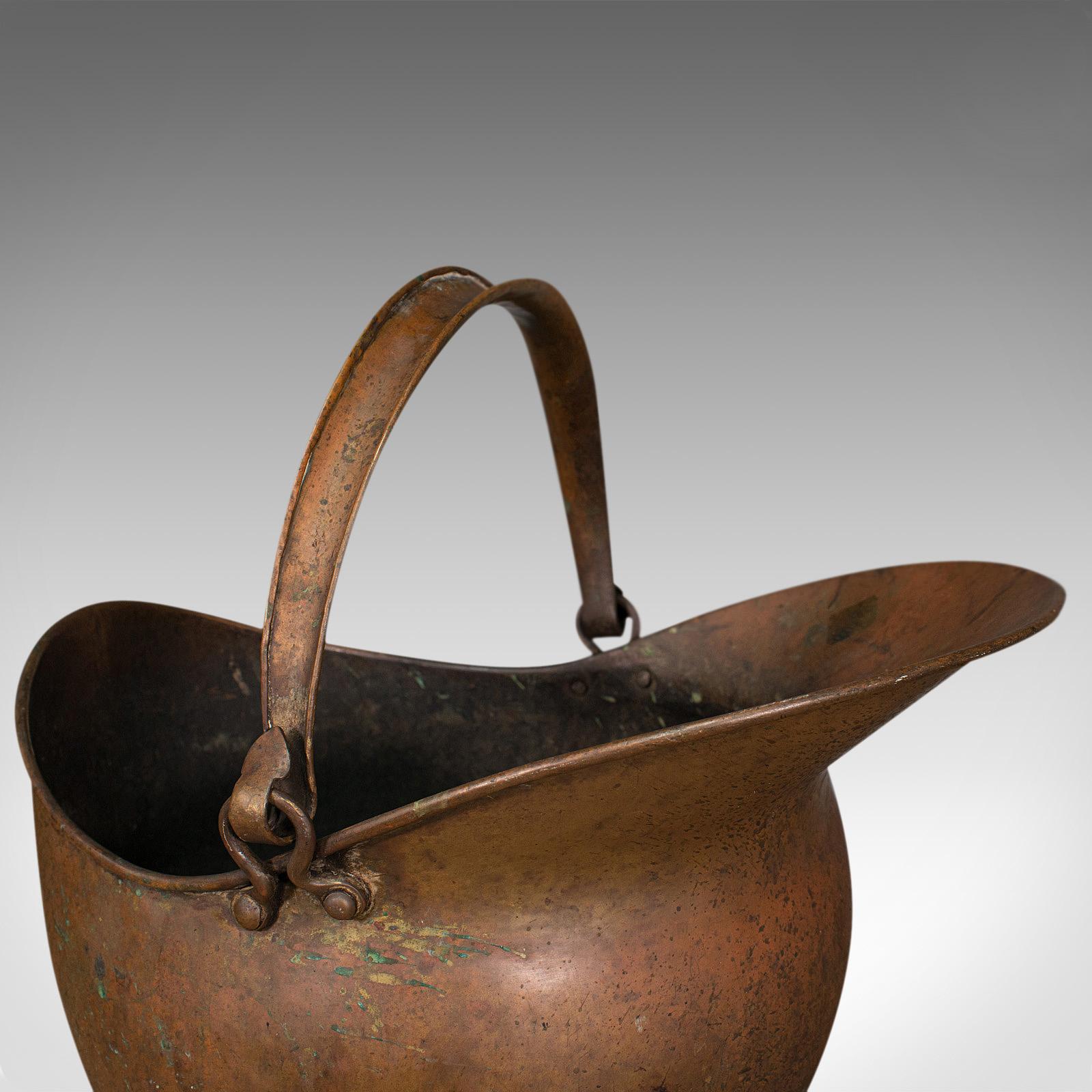 Bouteille à casque ancienne, anglaise, cuivre, panier à charbon, cheminée, victorienne, 1880 en vente 2