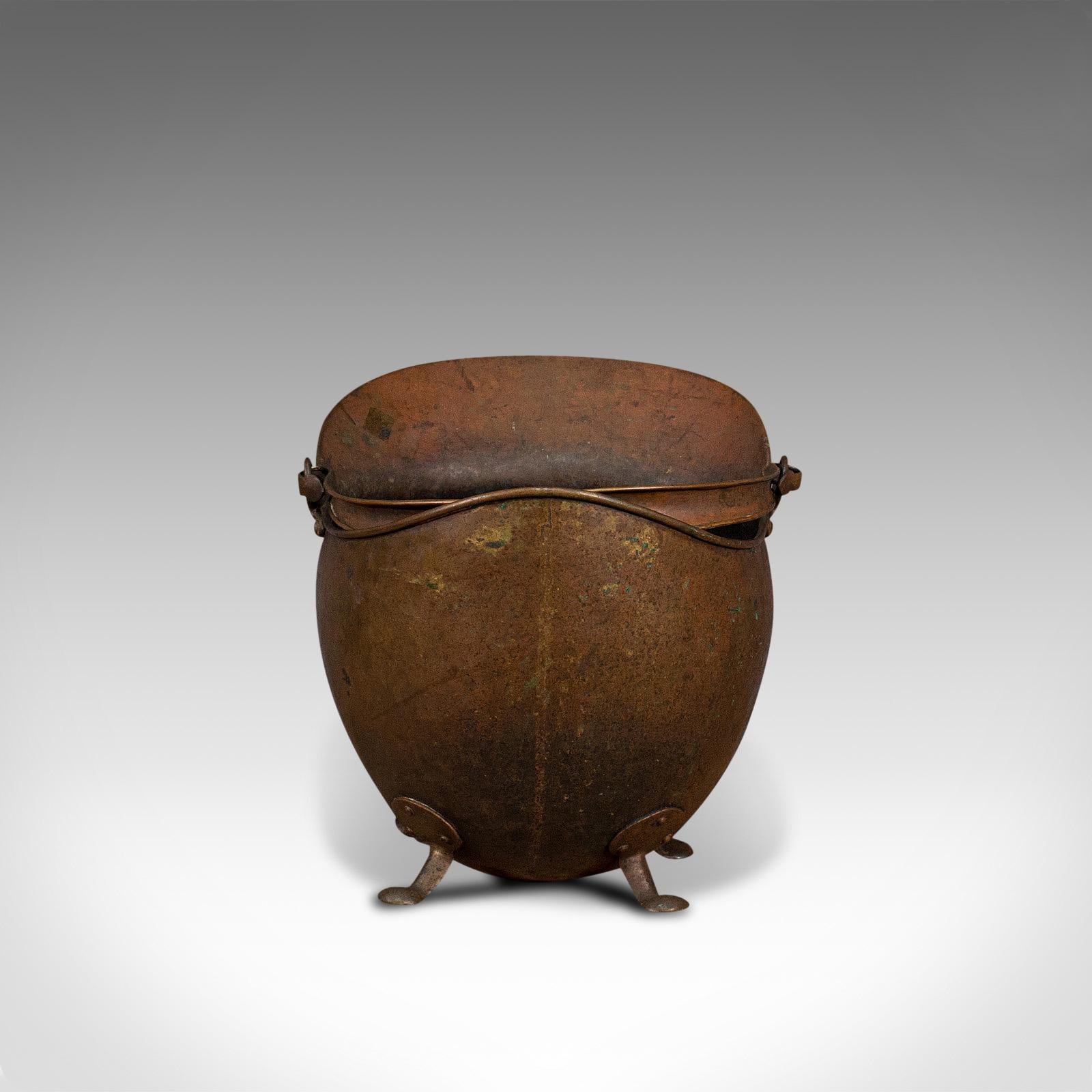 Britannique Bouteille de casque ancienne, anglaise, cuivre, panier à charbon, cheminée, victorienne, 1880 en vente