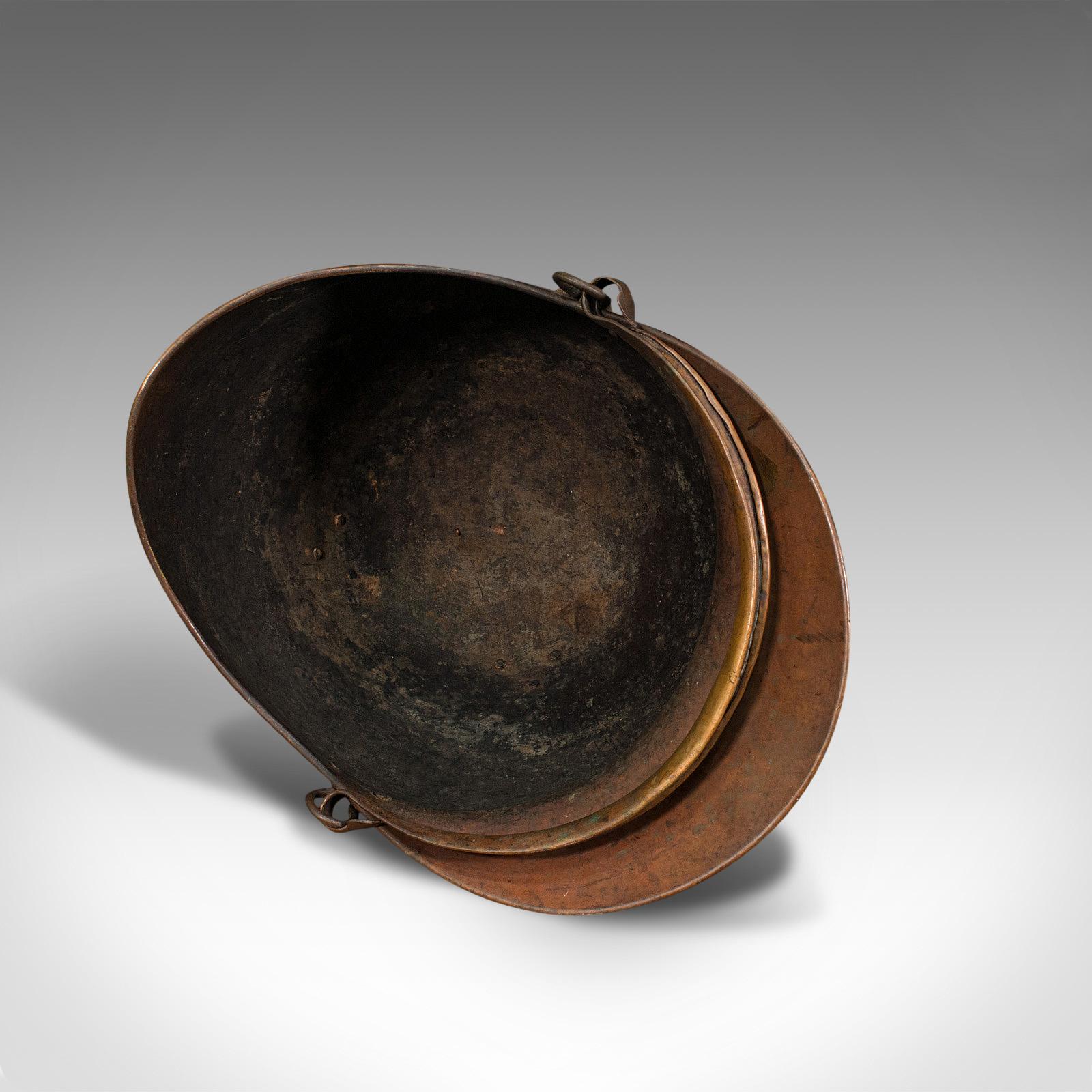 Bouteille à casque ancienne, anglaise, cuivre, panier à charbon, cheminée, victorienne, 1880 en vente 1