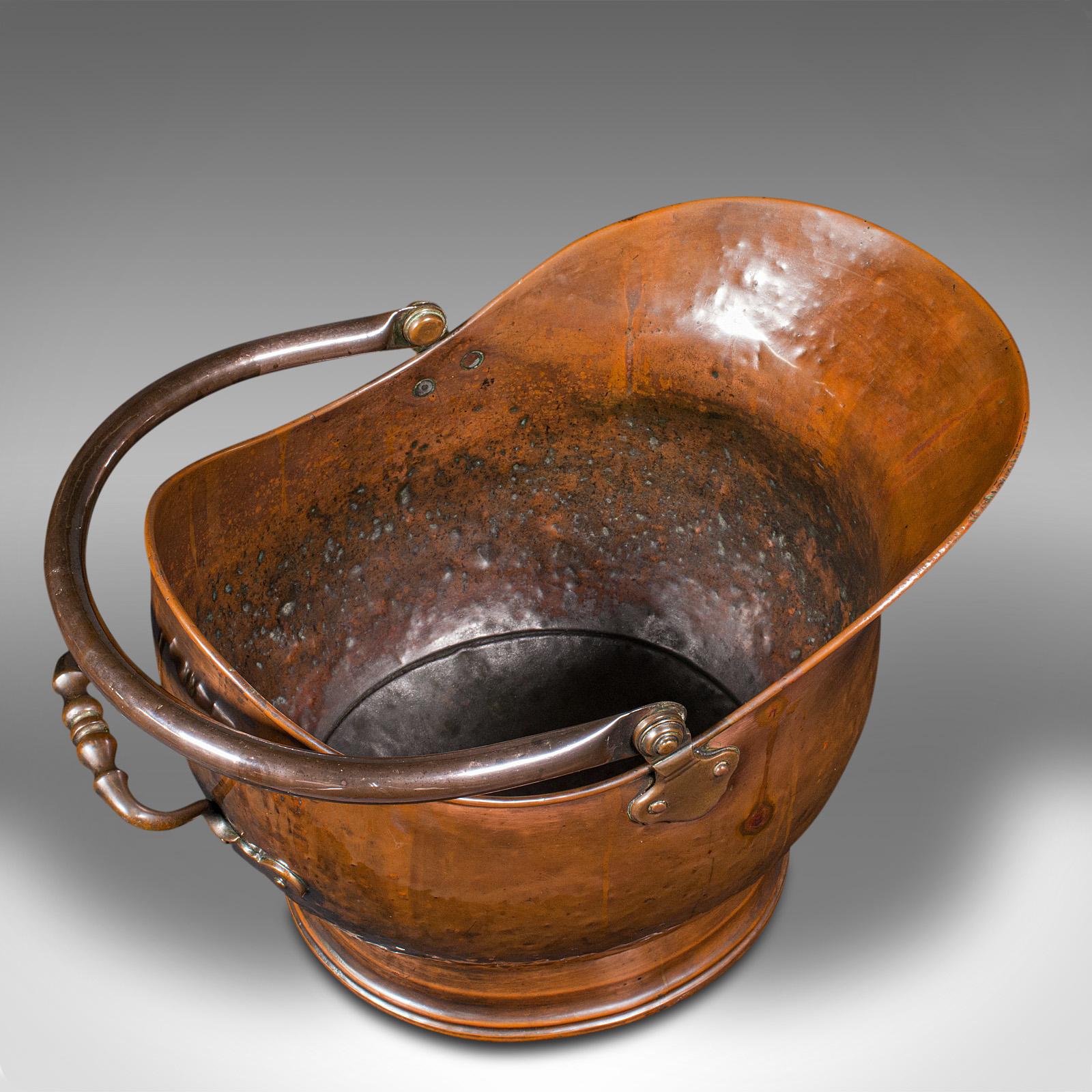 XIXe siècle Bouteille à casque ancienne, anglaise, cuivre, seau à charbon, boîte de cheminée, victorienne en vente