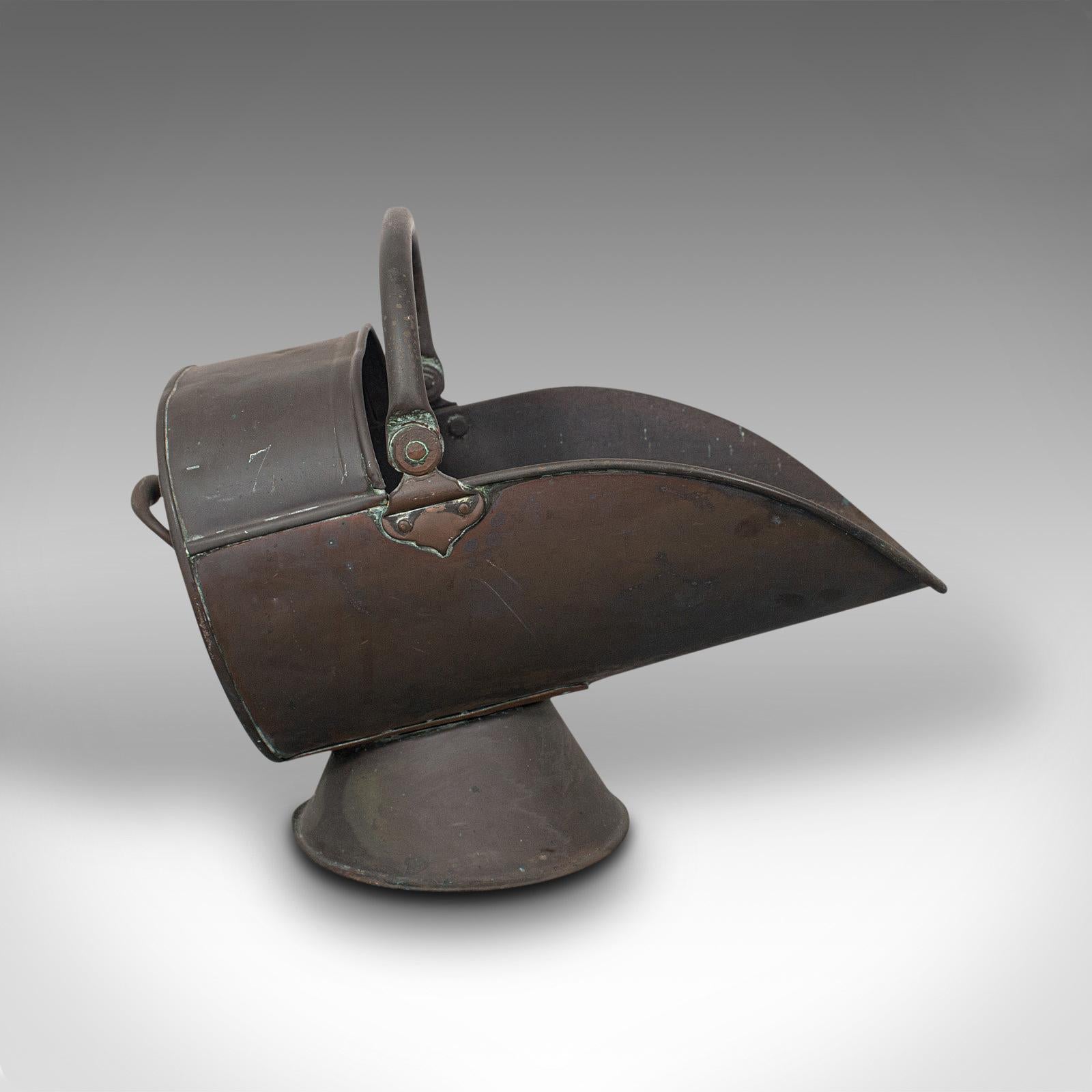 Britannique Bouteille à casque ancienne, anglaise, cuivre, cheminée, charbon, seau, victorienne, 1870 en vente