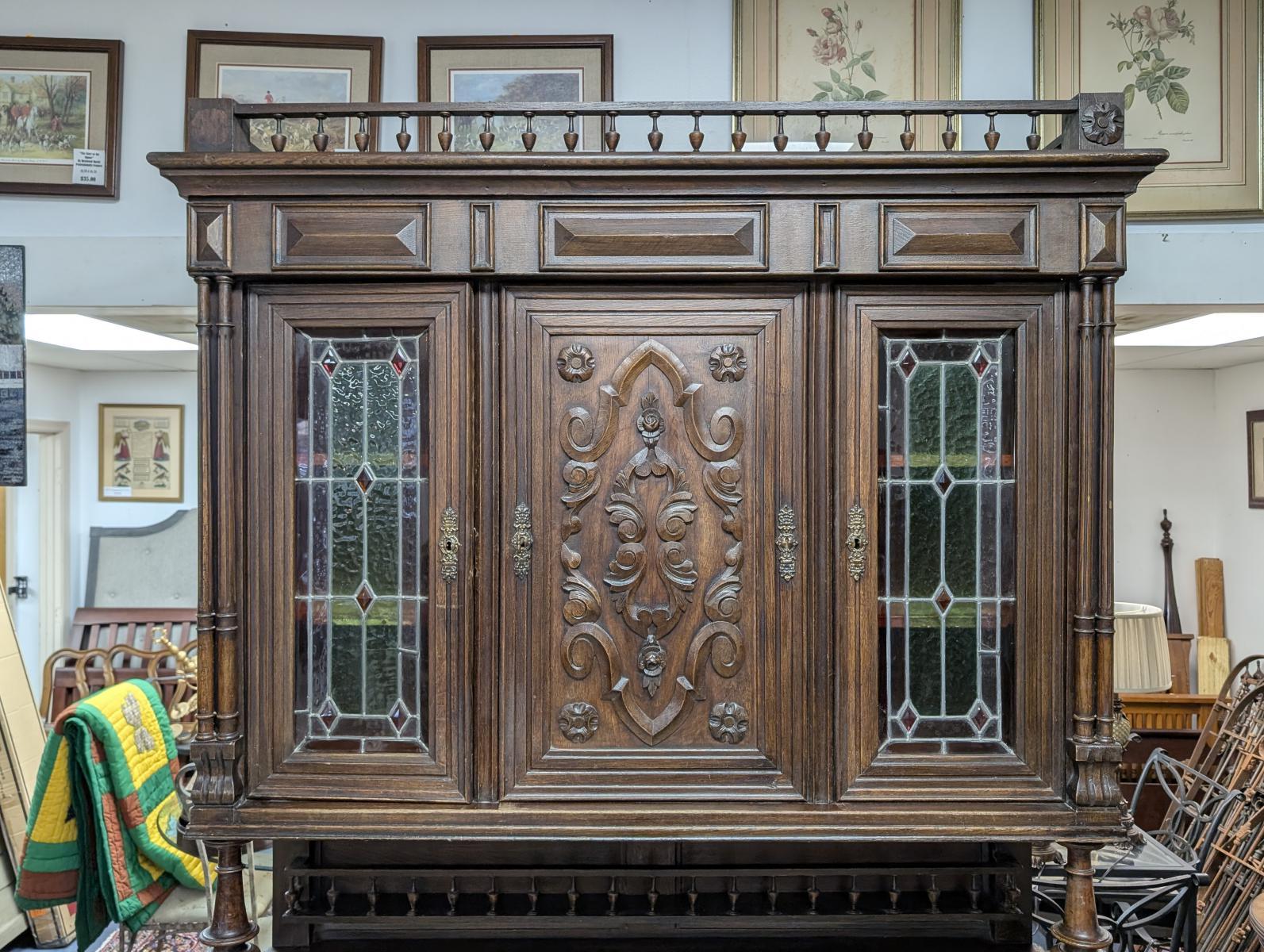 Rinascimento Antico buffet in Oak HENRY II intagliato, credenza, Stained Glass in vendita