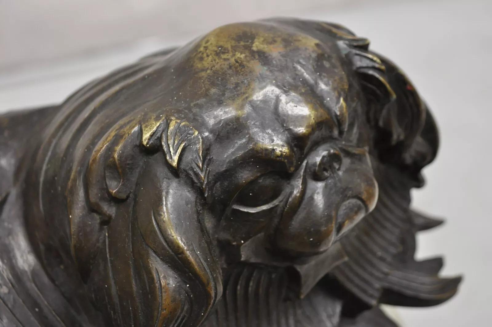 Inconnu Ancienne sculpture figurative de chien d'exposition pékinois en bronze d'Henri Prozinski en vente