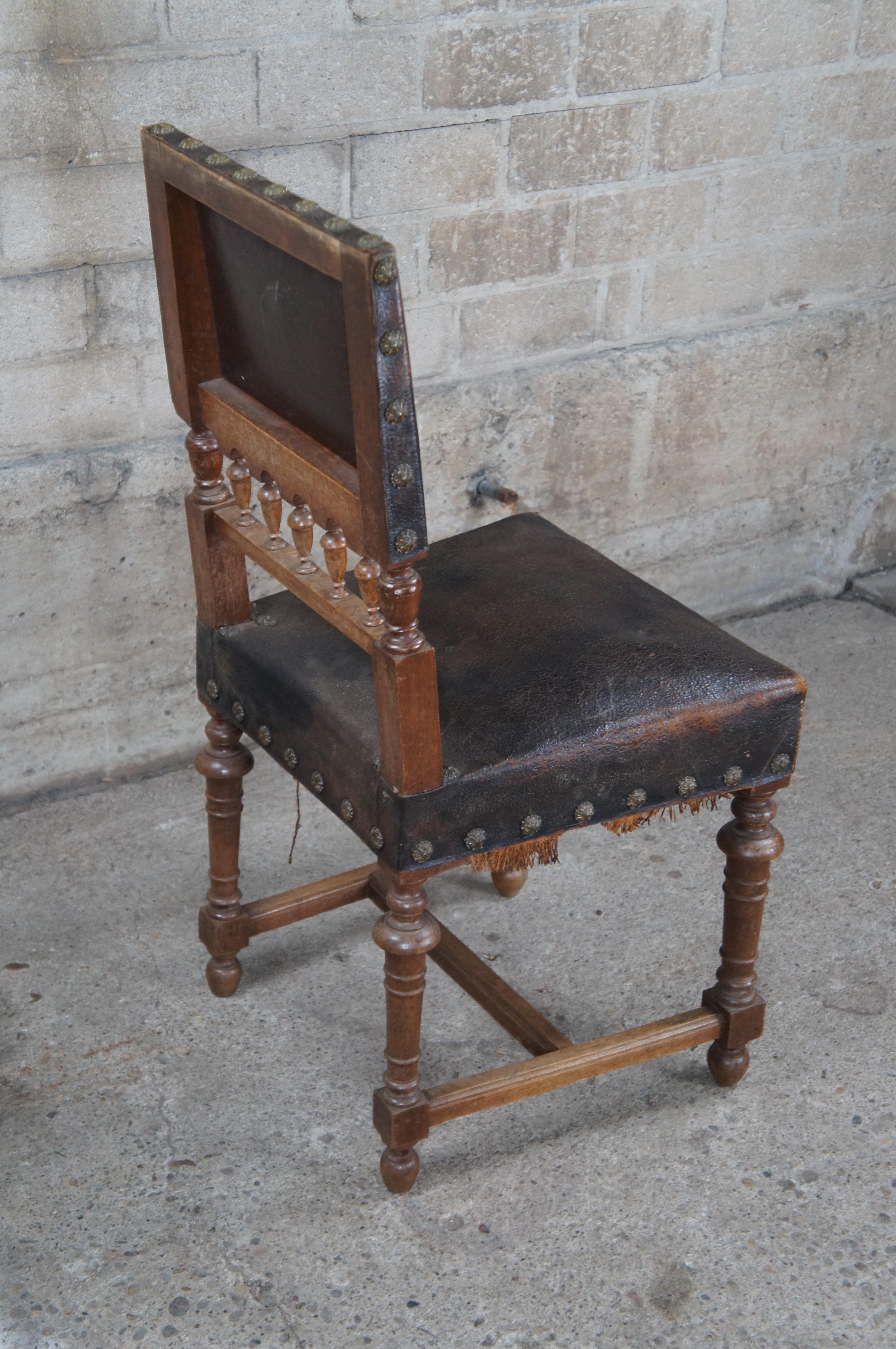 Antiquité - HENRY II - Chaise d'appoint pour salle à manger en noyer sculpté et tapissé de cuir en vente 3