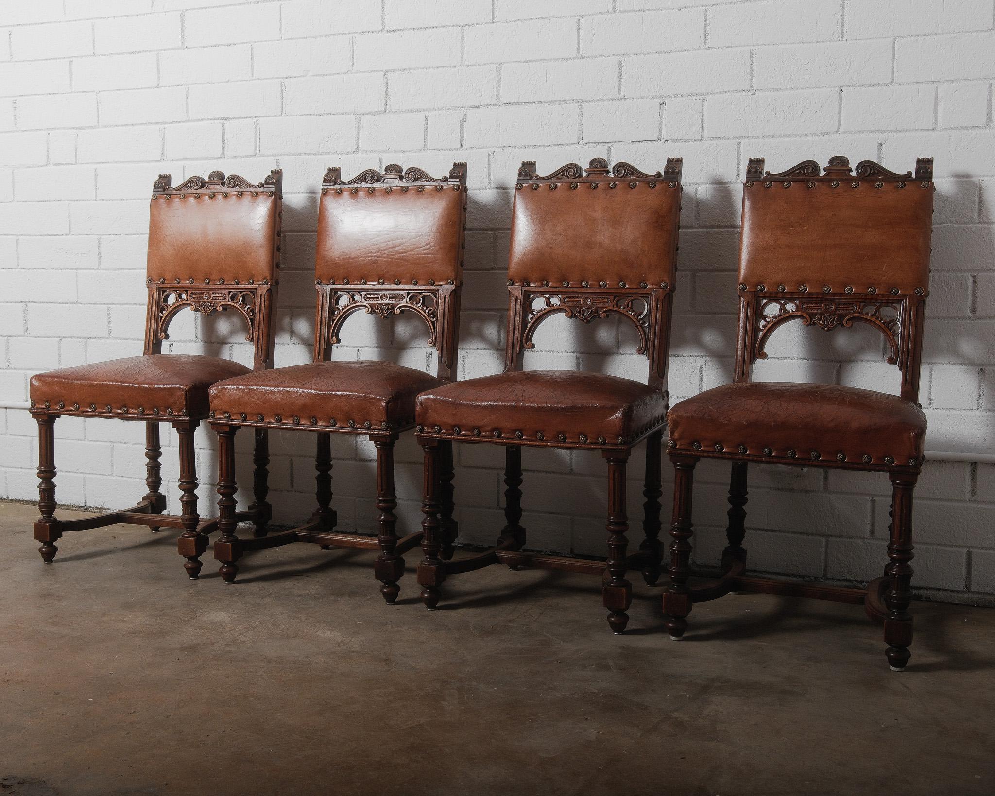 Européen Chaises anciennes de style Renaissance Henry II en cuir marron et Woods en vente