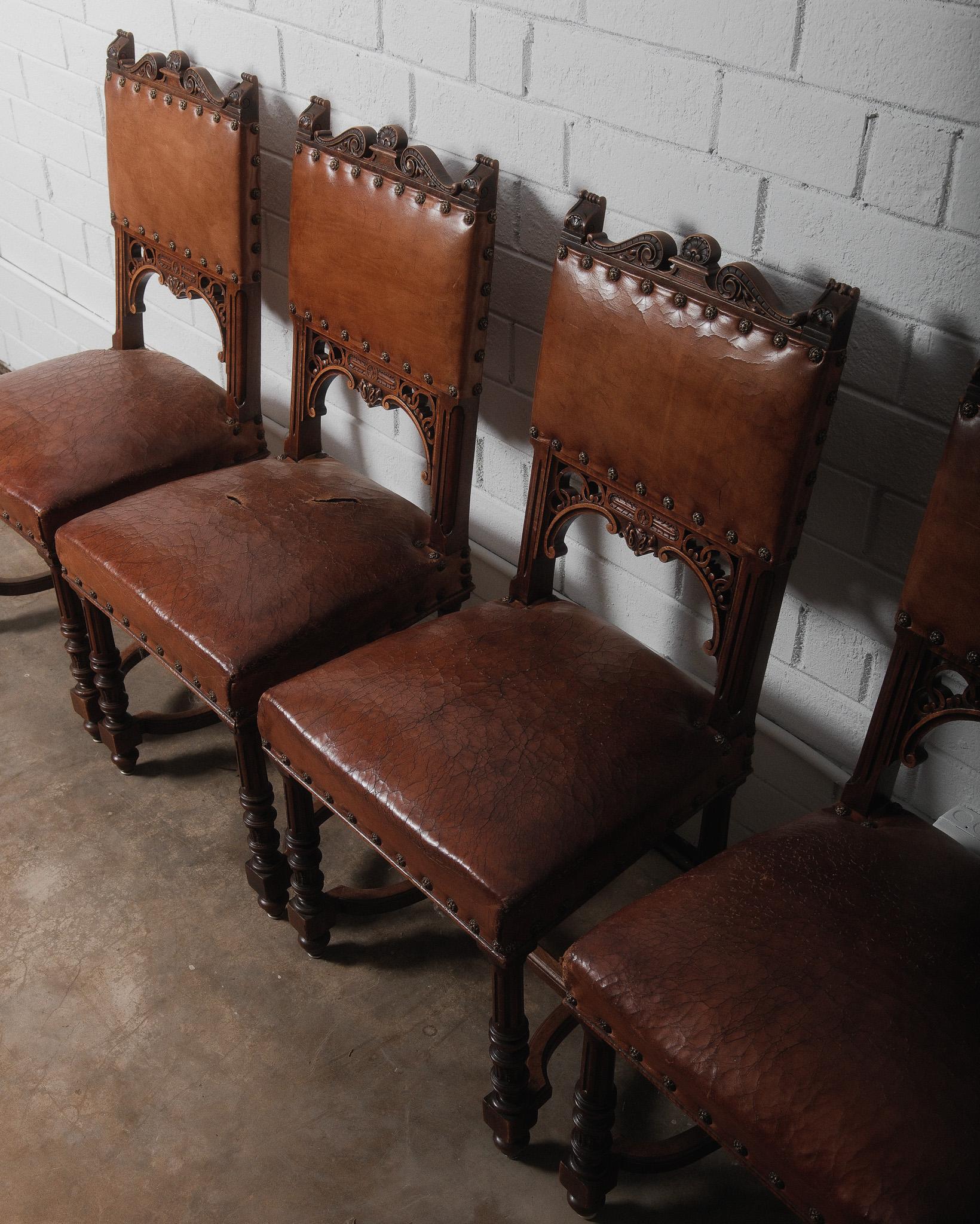 Fait main Chaises anciennes de style Renaissance Henry II en cuir marron et Woods en vente