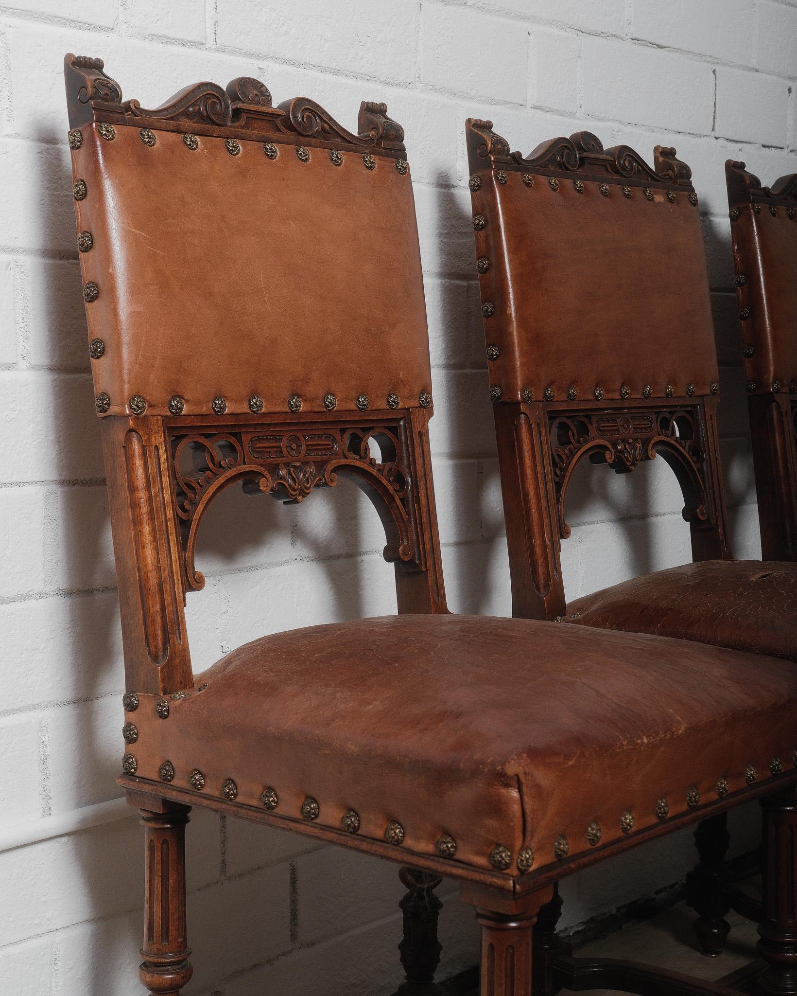 Chaises anciennes de style Renaissance Henry II en cuir marron et Woods Bon état - En vente à High Point, NC