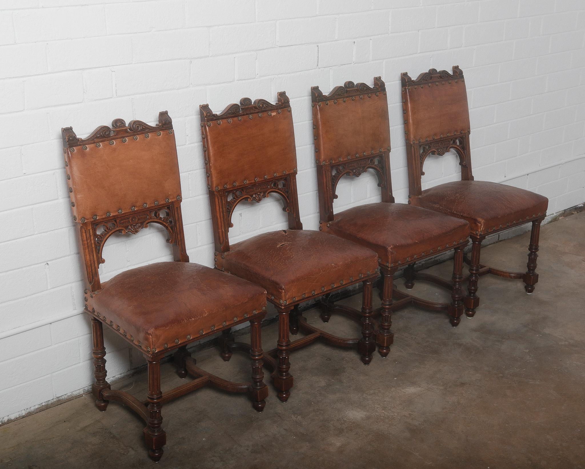 20ième siècle Chaises anciennes de style Renaissance Henry II en cuir marron et Woods en vente