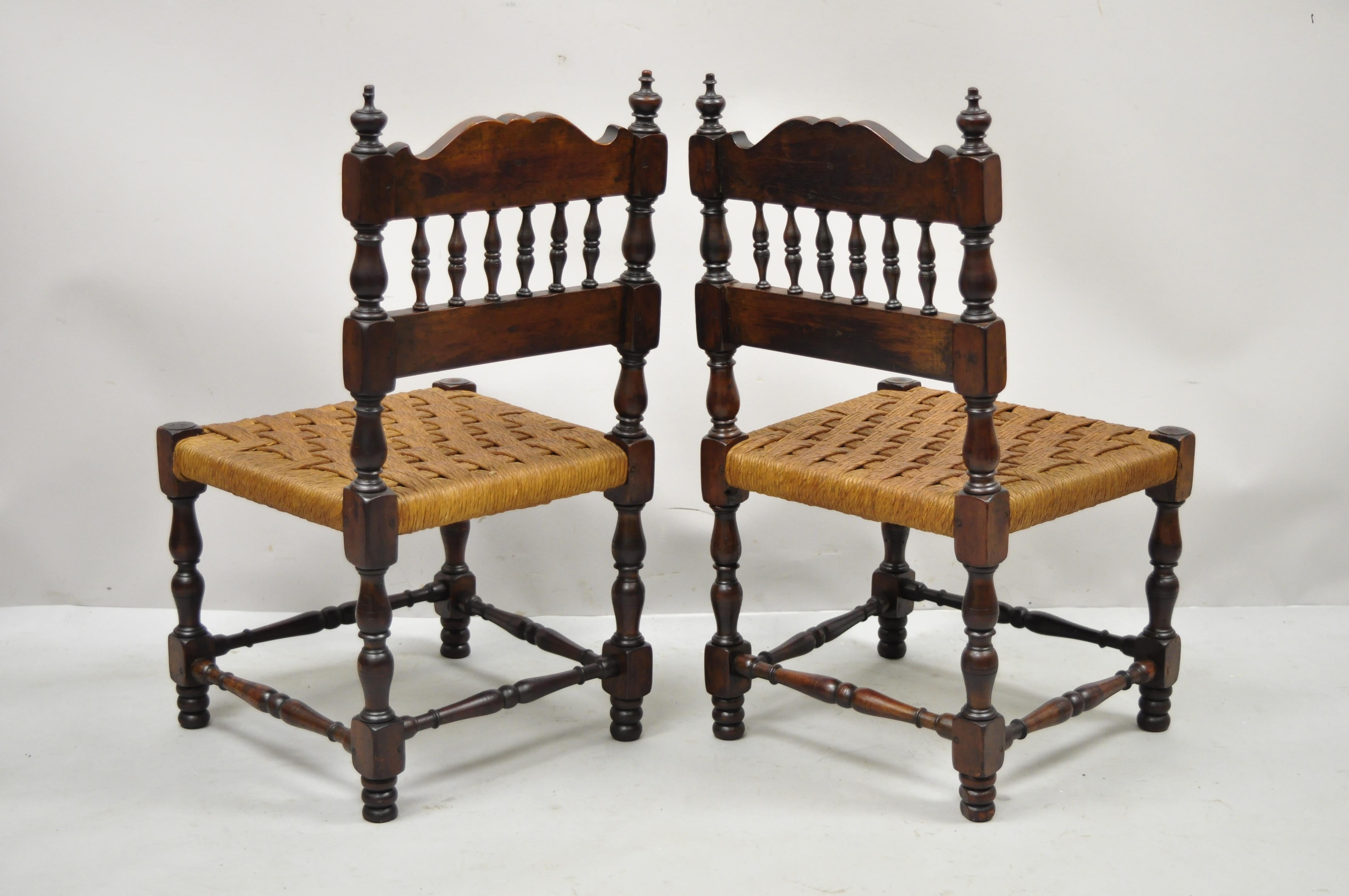 Paire de chaises d'appoint anciennes Henry II en noyer avec assise en jonc pour petits enfants en vente 3