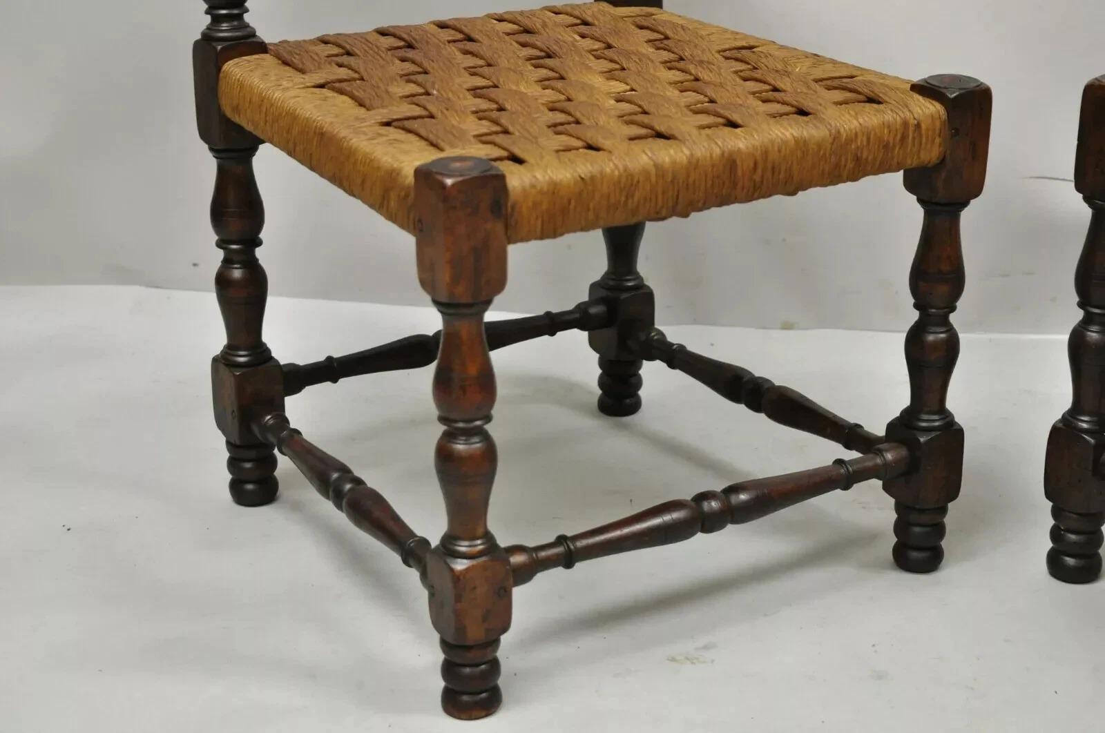 Antiche poltroncine per bambini Henry II in noce con sedile in giunco - una coppia in vendita 4