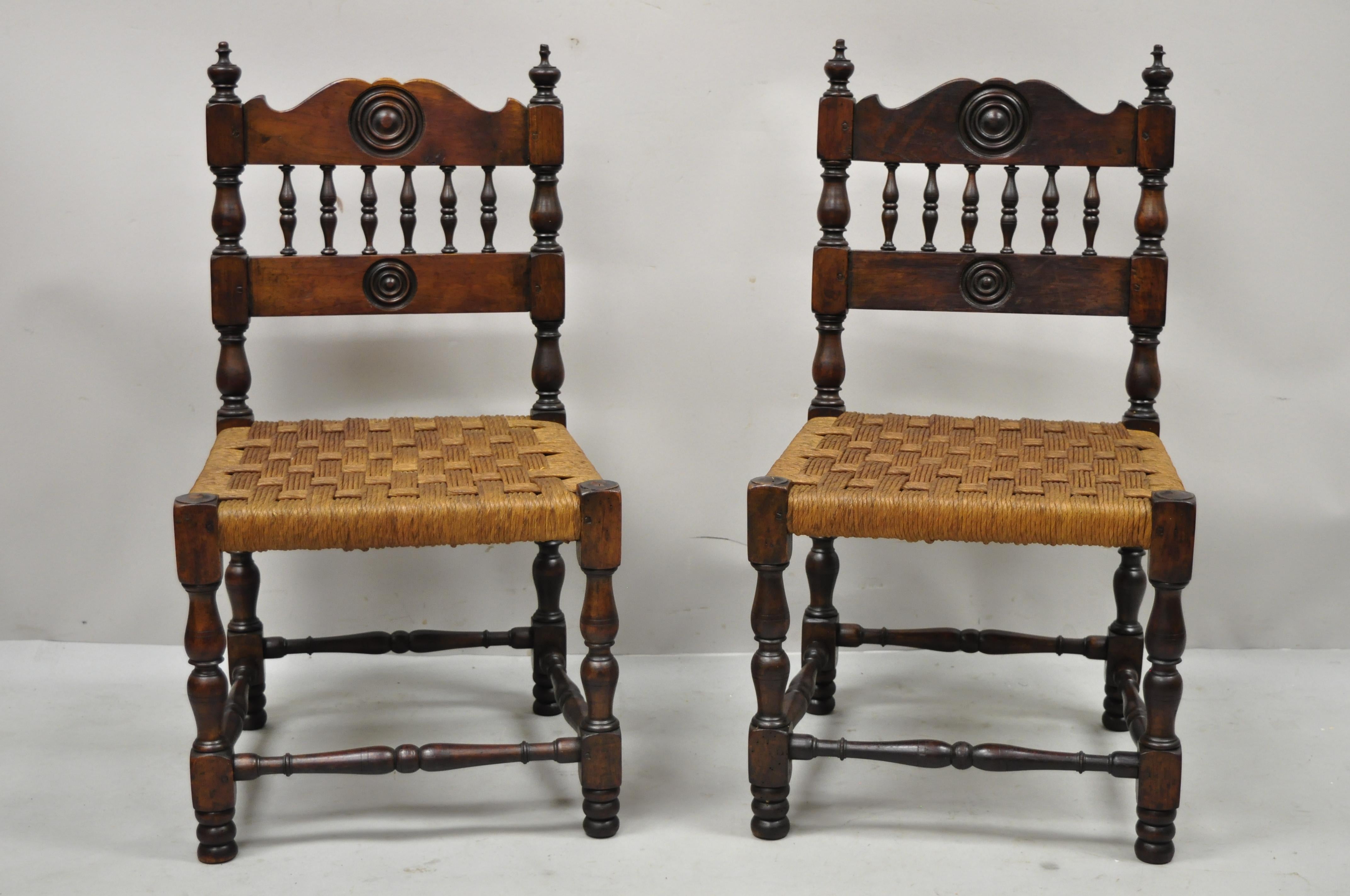 Paire de chaises d'appoint anciennes Henry II en noyer avec assise en jonc pour petits enfants en vente 5