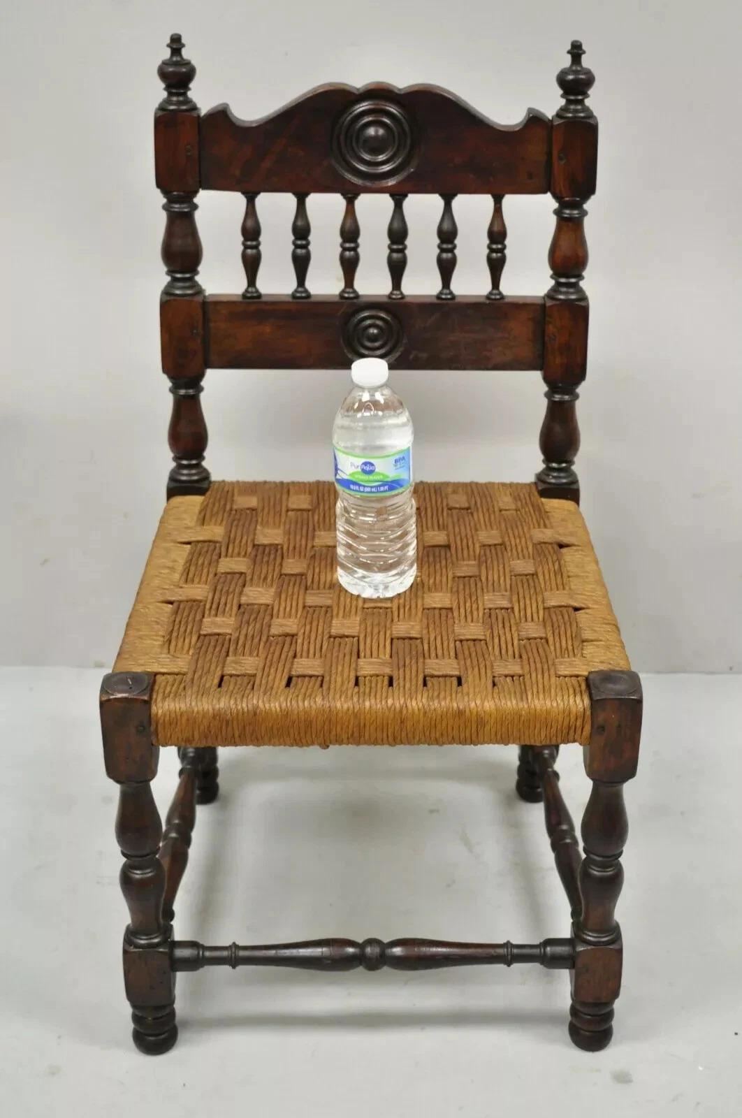 Antico Henry II Walnut Rush Seat Small Child & Child Side Chairs - una coppia. L'articolo in questione è una poltroncina per bambini con gambe intagliate, struttura a chiodi, sedili in giunco intrecciato, struttura in legno massiccio e finitura