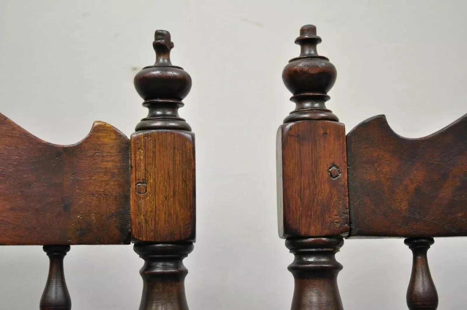 Antiche poltroncine per bambini Henry II in noce con sedile in giunco - una coppia In condizioni buone in vendita a Philadelphia, PA