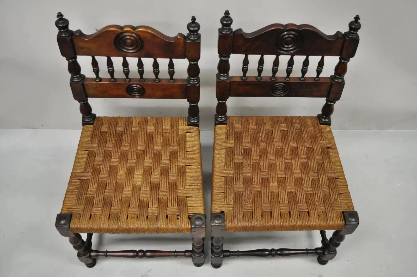 XIX secolo Antiche poltroncine per bambini Henry II in noce con sedile in giunco - una coppia in vendita