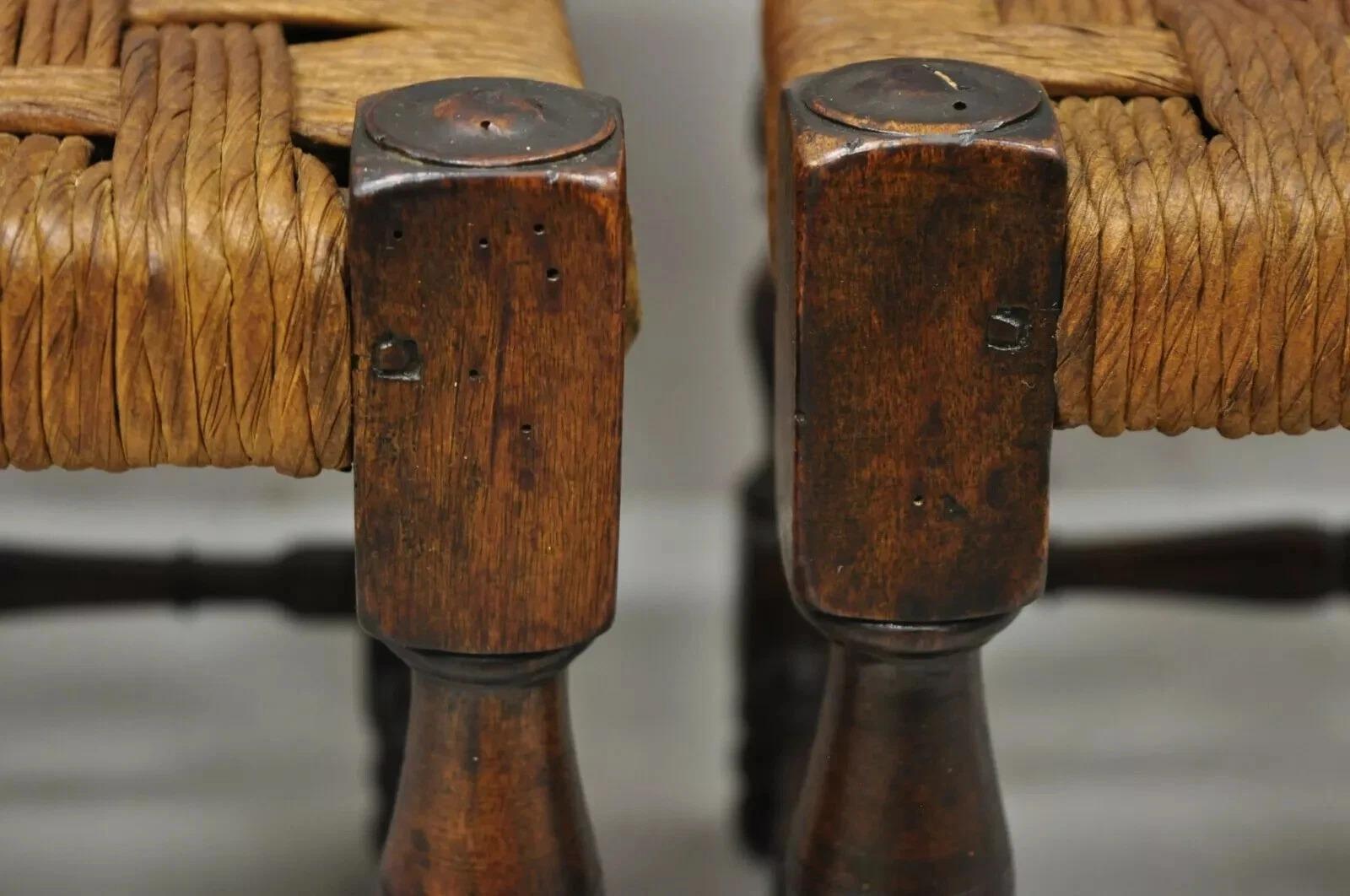 Antiche poltroncine per bambini Henry II in noce con sedile in giunco - una coppia in vendita 2