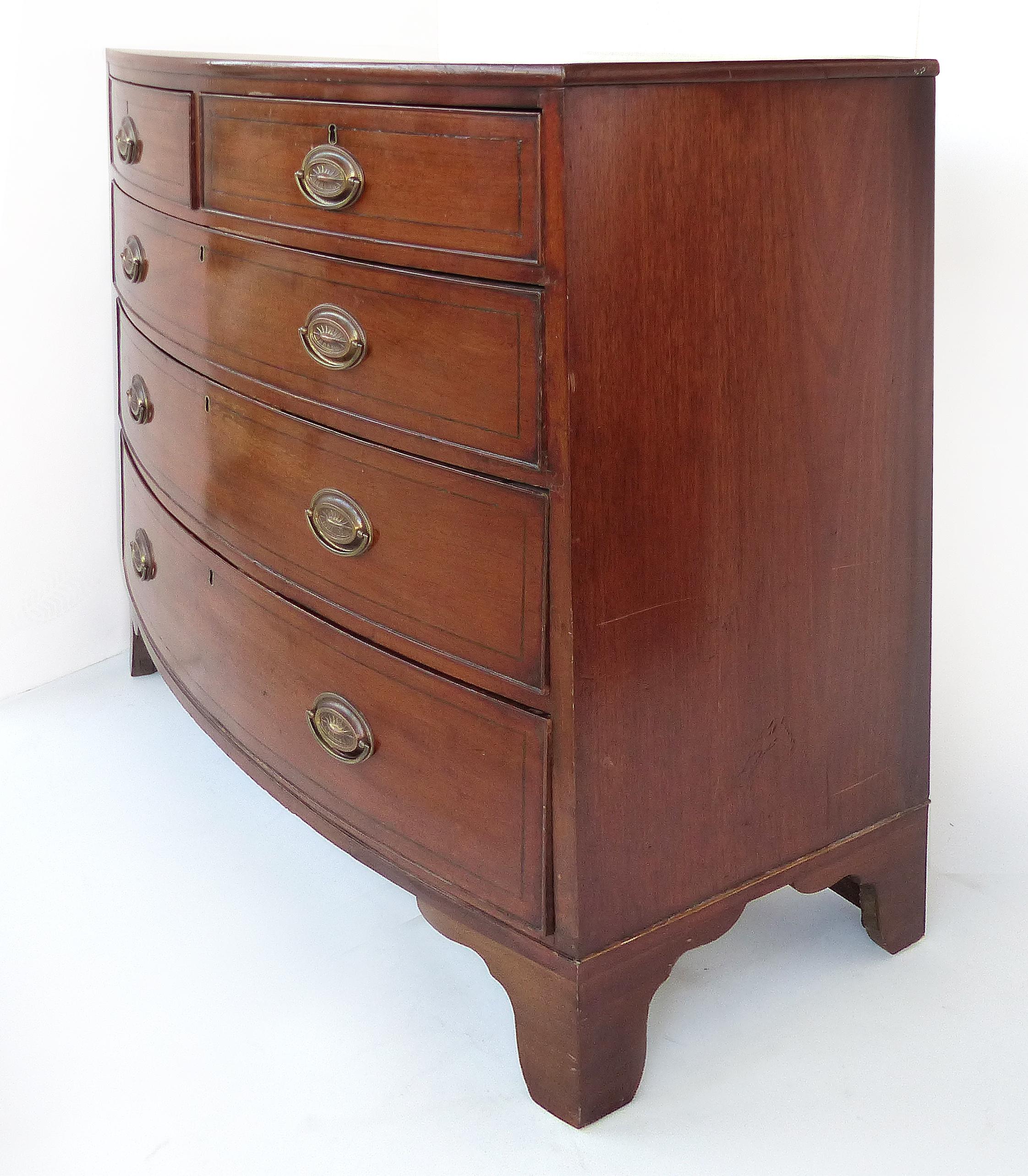 Antique Hepplewhite Bow-Front Chest of Drawers in Mahogany In Good Condition In Miami, FL