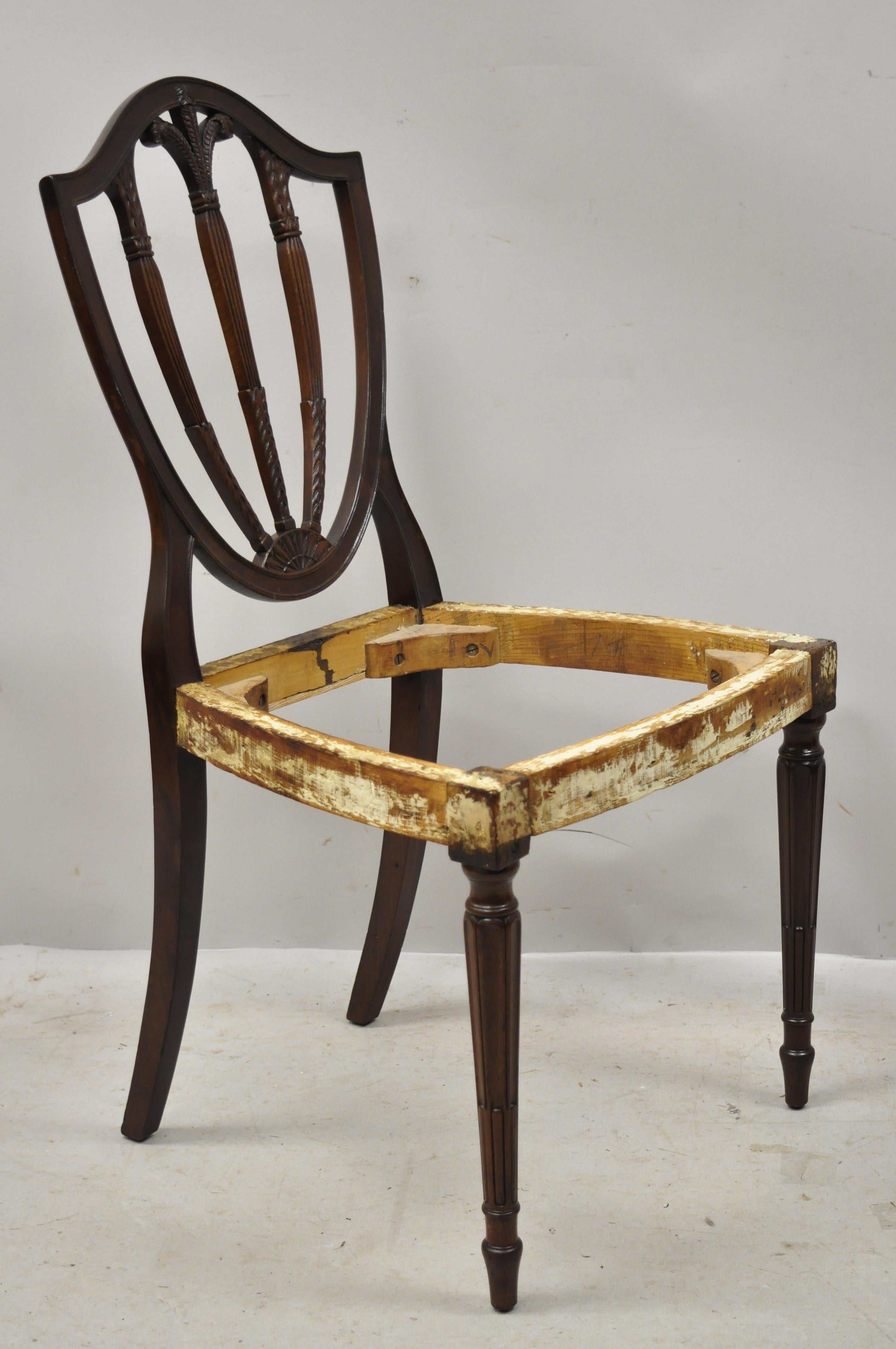 Chaise d'appoint de salle à manger ancienne Hepplewhite en acajou sculpté Plume Prince of Wales 4