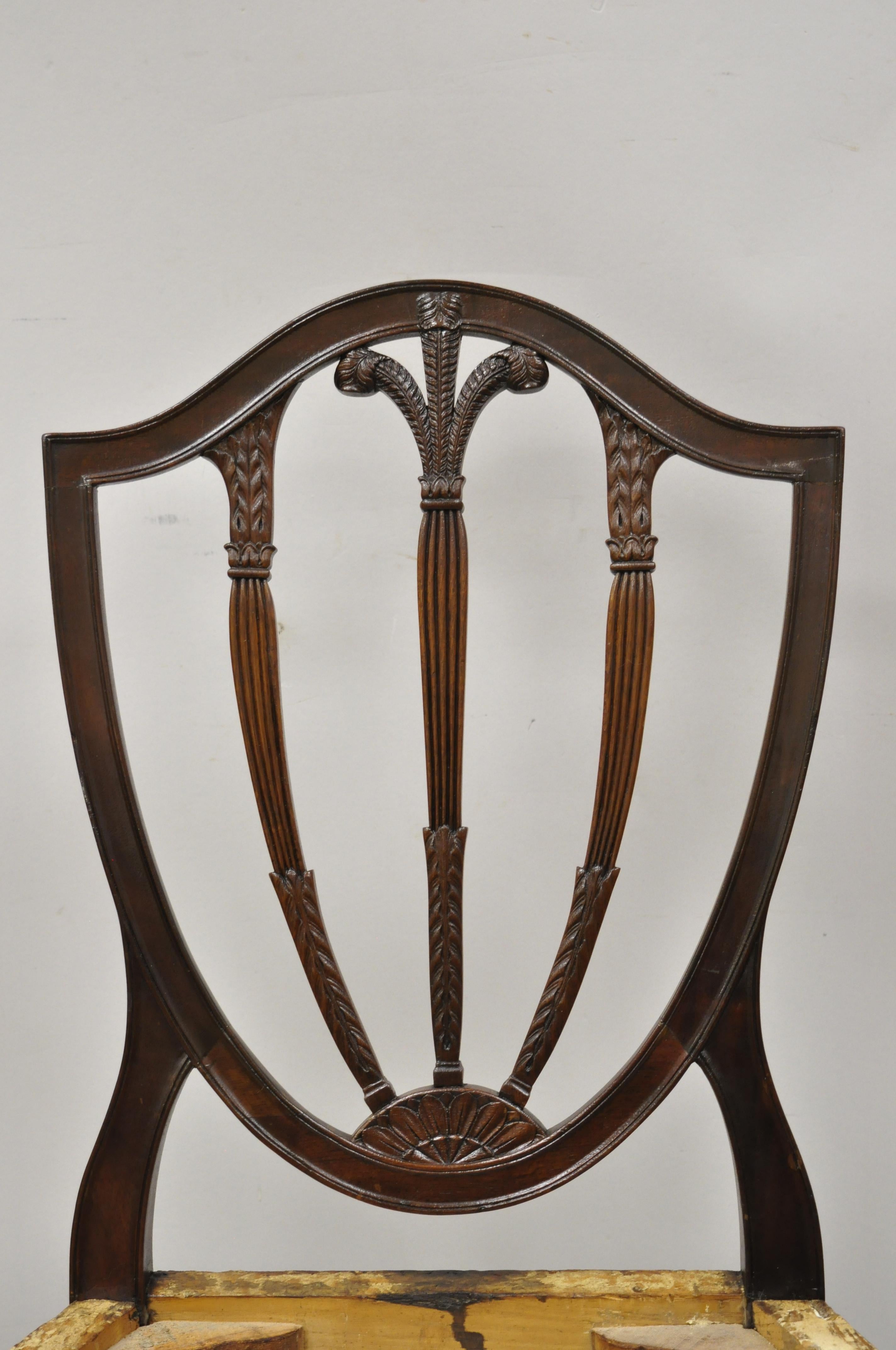 Ancienne chaise d'appoint Hepplewhite en acajou sculpté avec panache, dossier bouclier Prince de Galles. Cet article présente un dossier sculpté en plume de Prince de Galles, des pieds fuselés, un cadre en bois massif, un beau grain de bois, un très