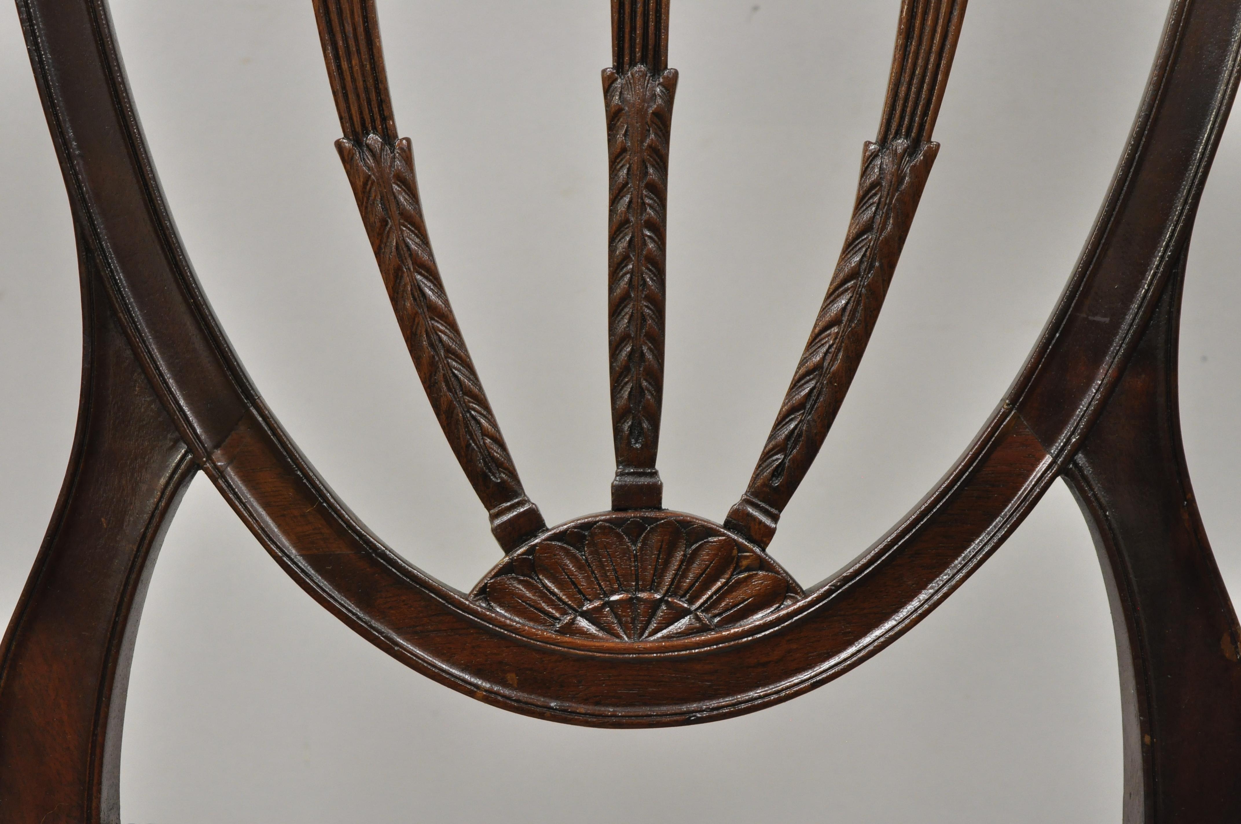 Chaise d'appoint de salle à manger ancienne Hepplewhite en acajou sculpté Plume Prince of Wales Bon état à Philadelphia, PA
