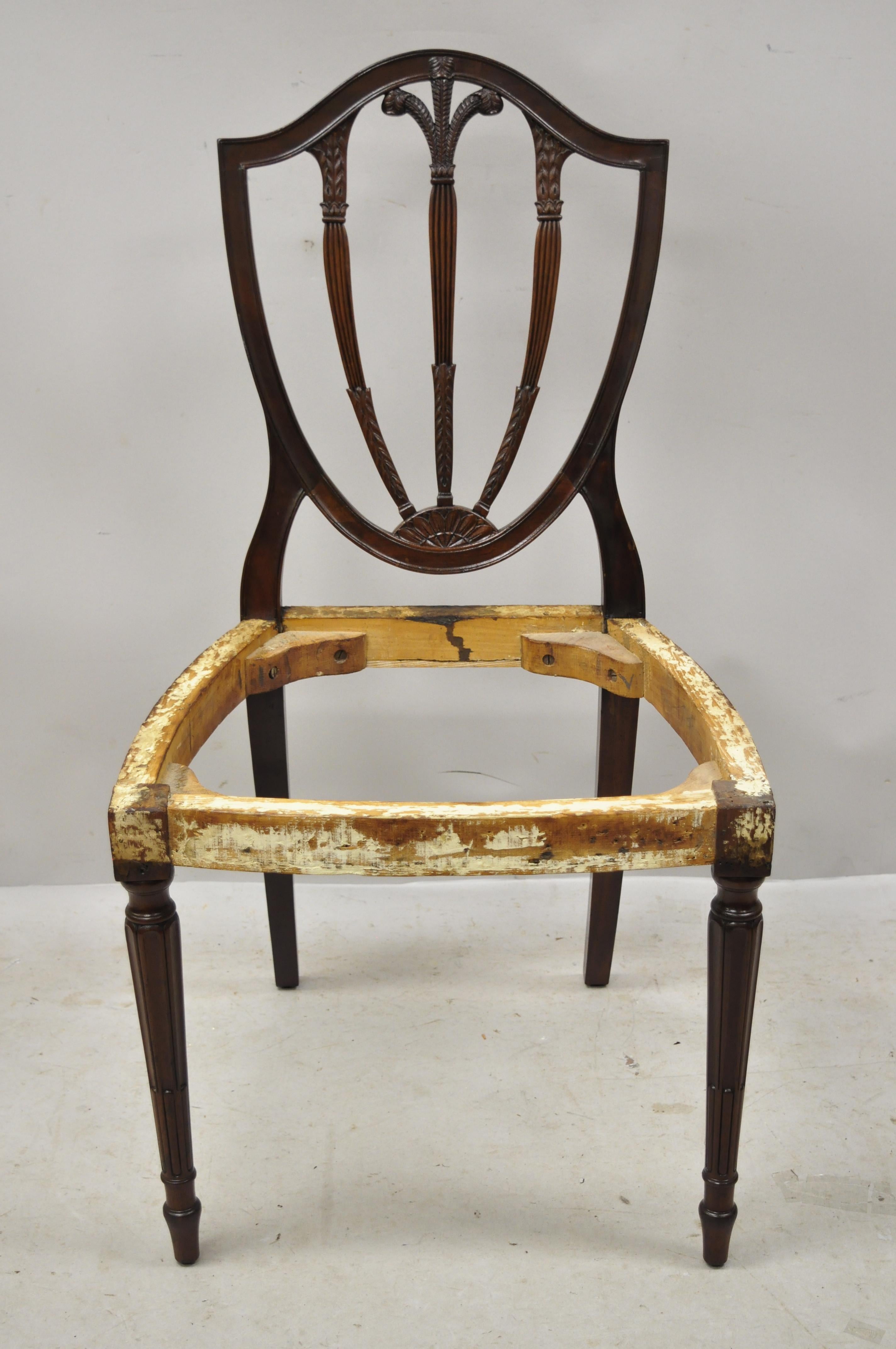 20ième siècle Chaise d'appoint de salle à manger ancienne Hepplewhite en acajou sculpté Plume Prince of Wales