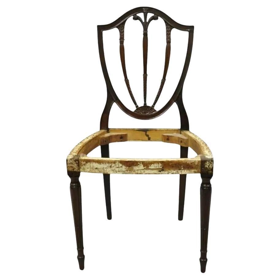Silla auxiliar de comedor antigua Hepplewhite de caoba tallada con penacho Príncipe de Gales