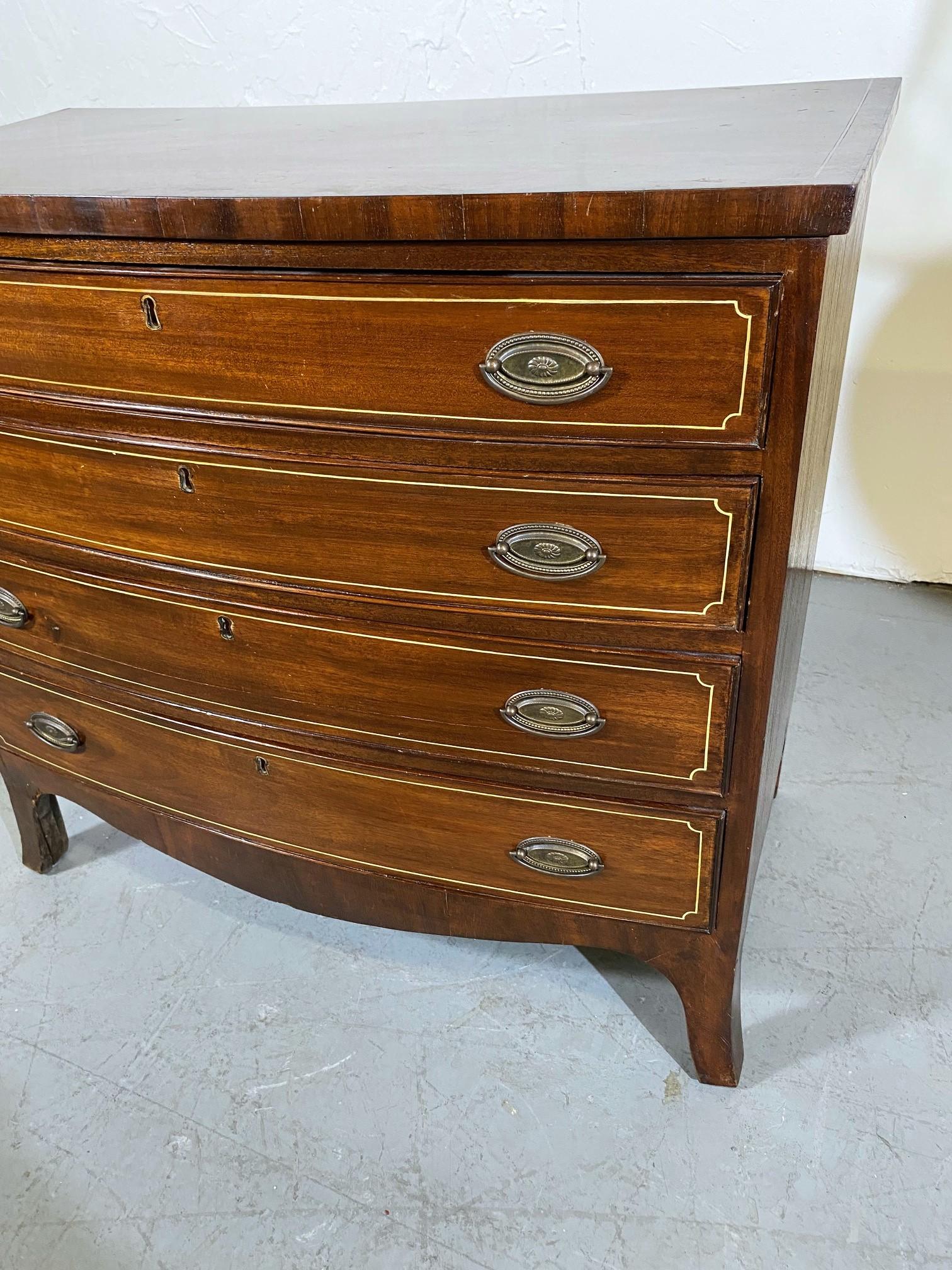 
	



Cassettone in mogano Hepplewhite con intarsi in legno di bosso su ogni cassetto.  Piano e fasce in mogano a grana larga. Ferramenta originale ovale in ottone e piedi a staffa alti e strombati.

