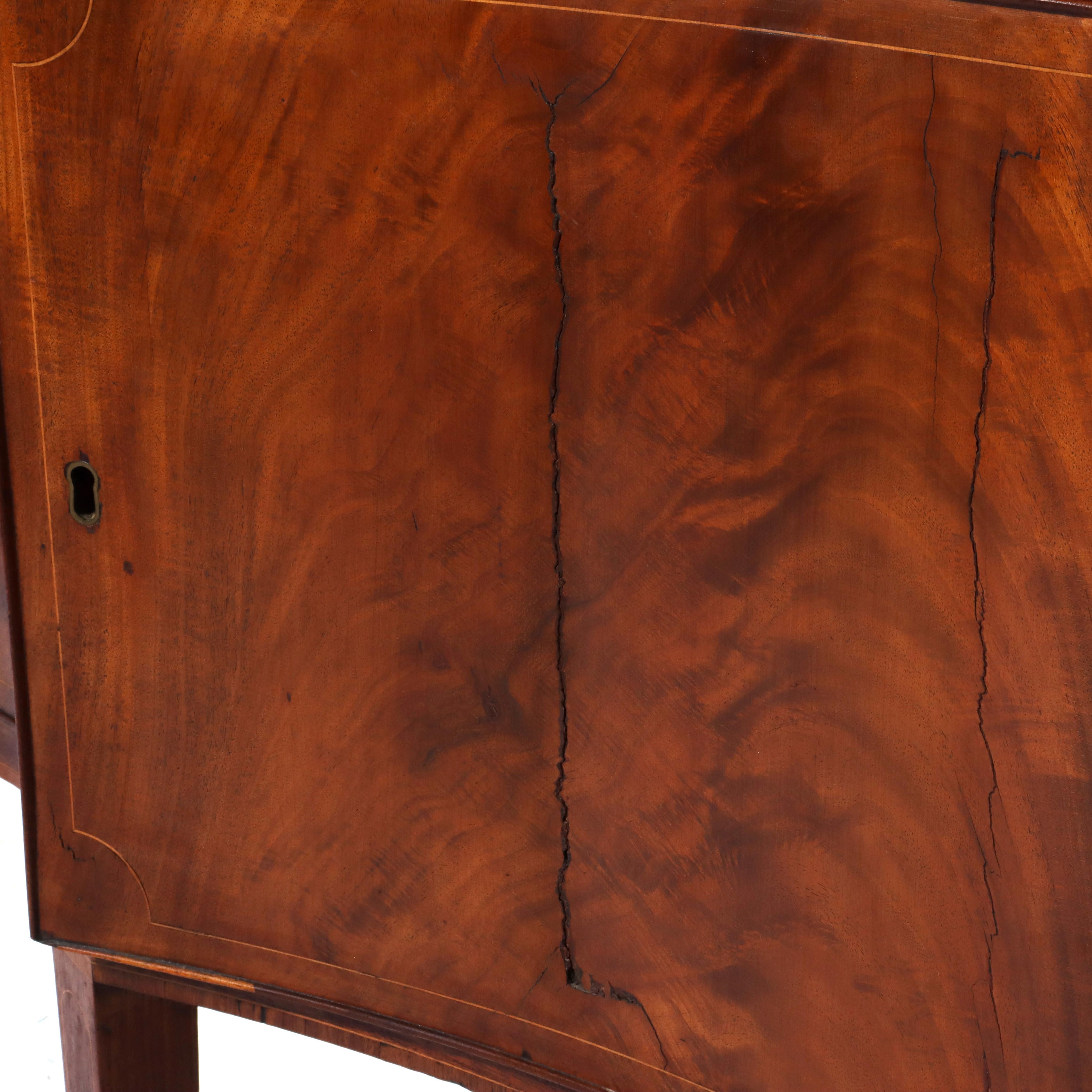 Antique Hepplewhite Flame Mahogany Sideboard With Satinwood Banding 19thC In Good Condition For Sale In Big Flats, NY