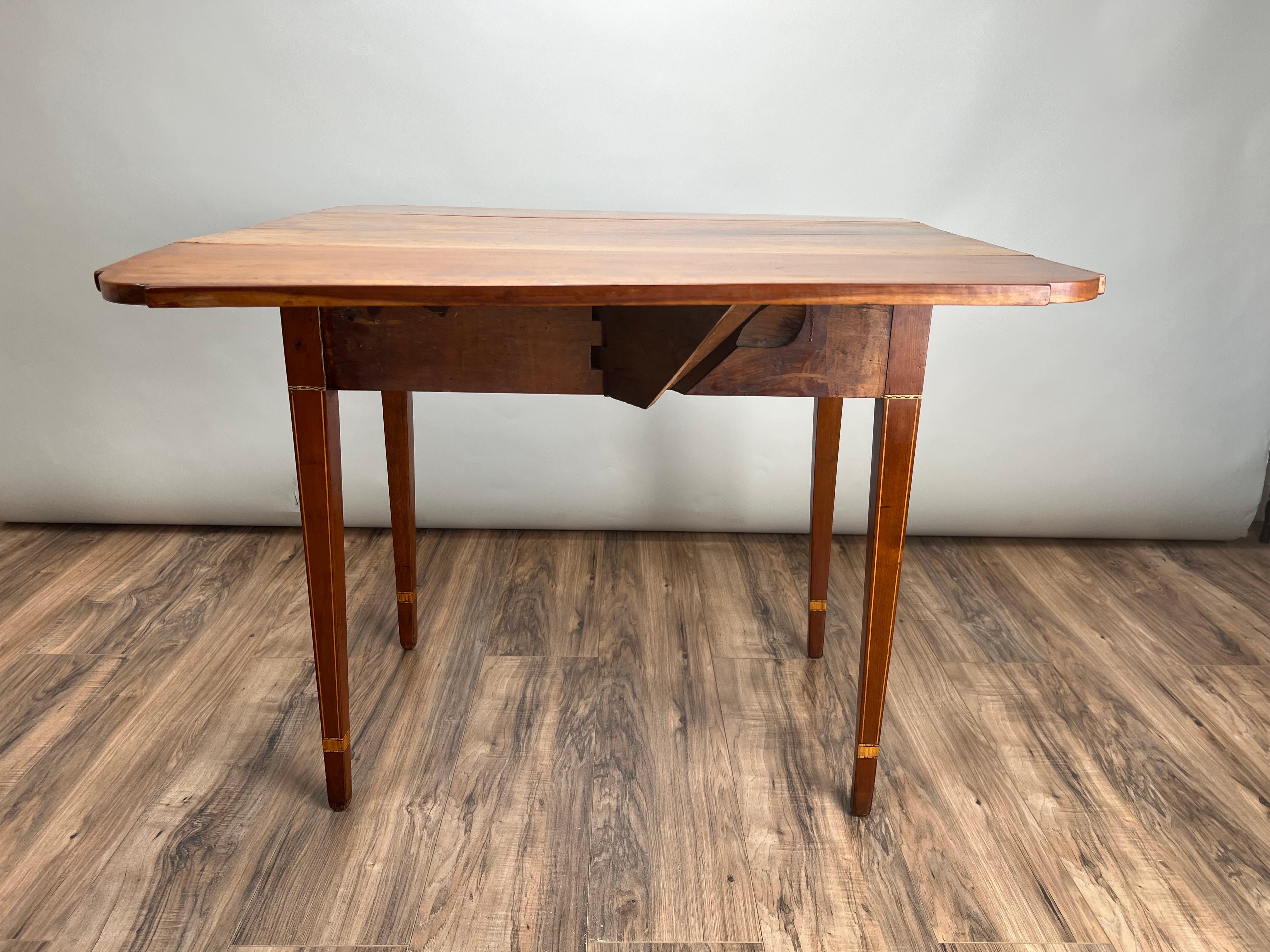 Antiquity Hepplewhite inlaid Maple Drop Leaf Table c. Début du 19e siècle en vente 4