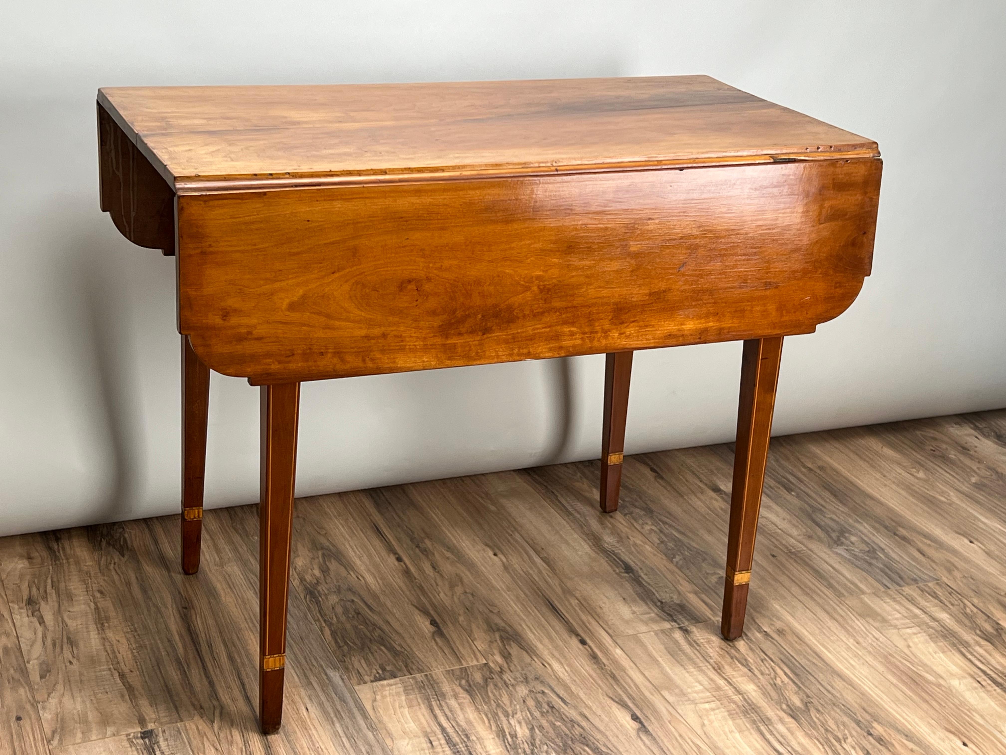Américain Antiquity Hepplewhite inlaid Maple Drop Leaf Table c. Début du 19e siècle en vente