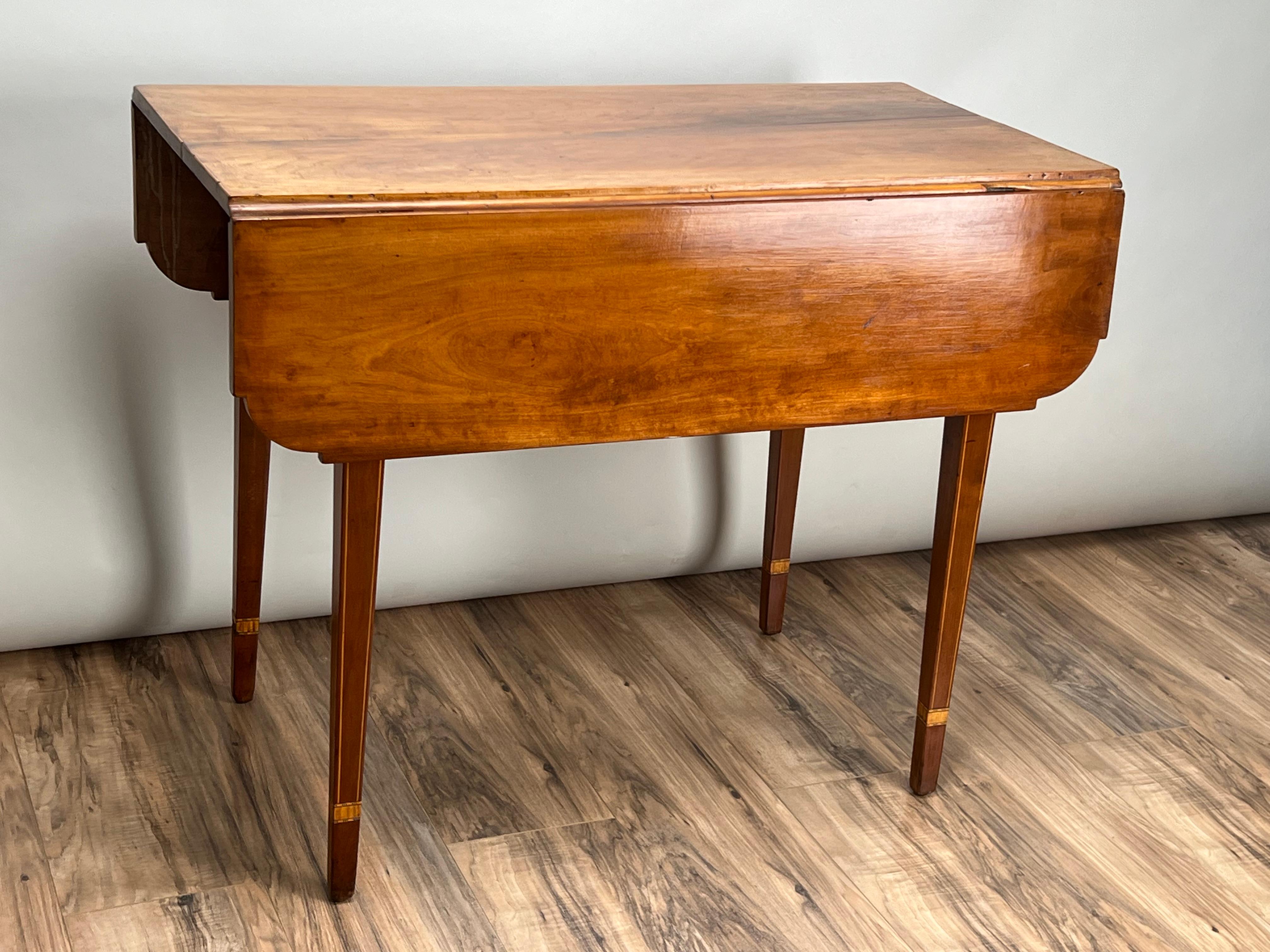 Incrusté Antiquity Hepplewhite inlaid Maple Drop Leaf Table c. Début du 19e siècle en vente