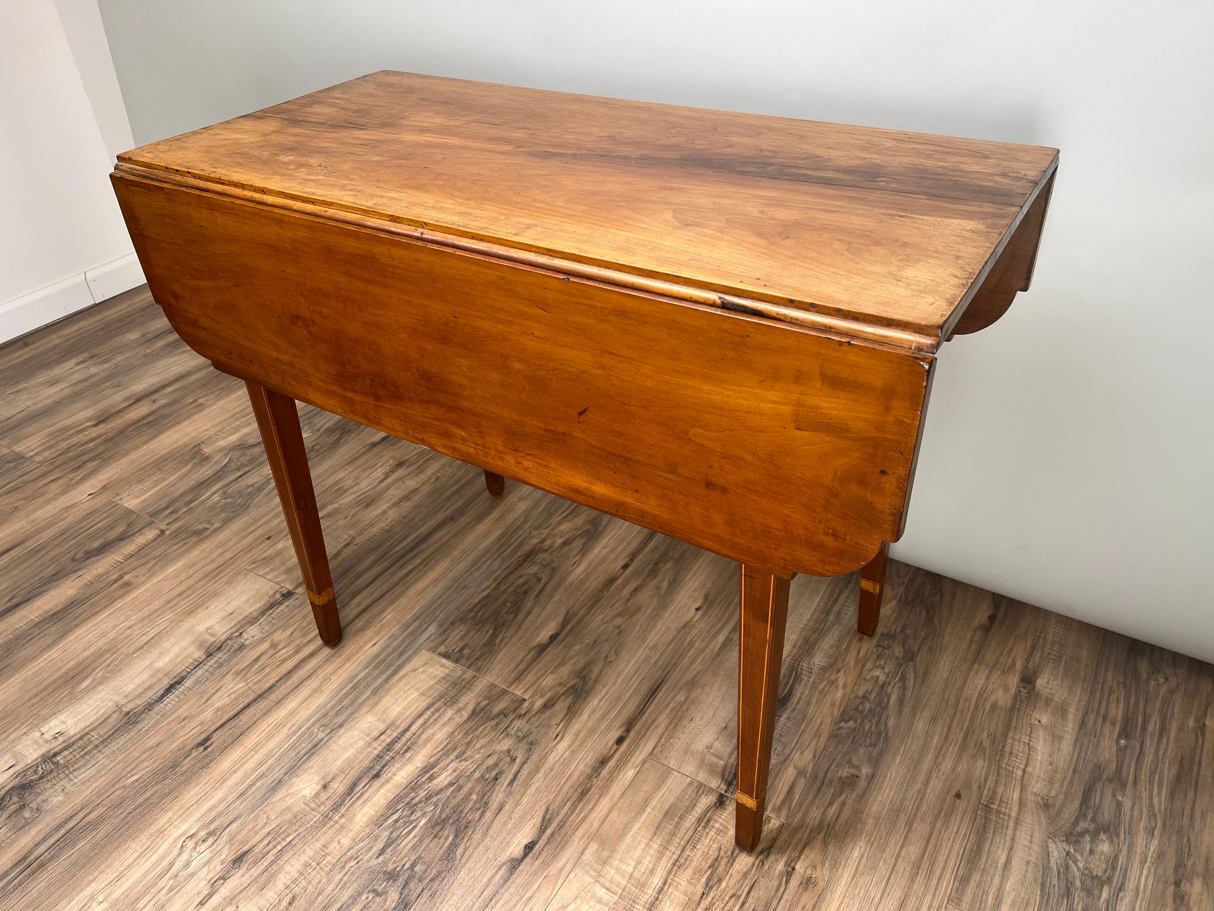 Antiquity Hepplewhite inlaid Maple Drop Leaf Table c. Début du 19e siècle Bon état - En vente à Westfield, MA
