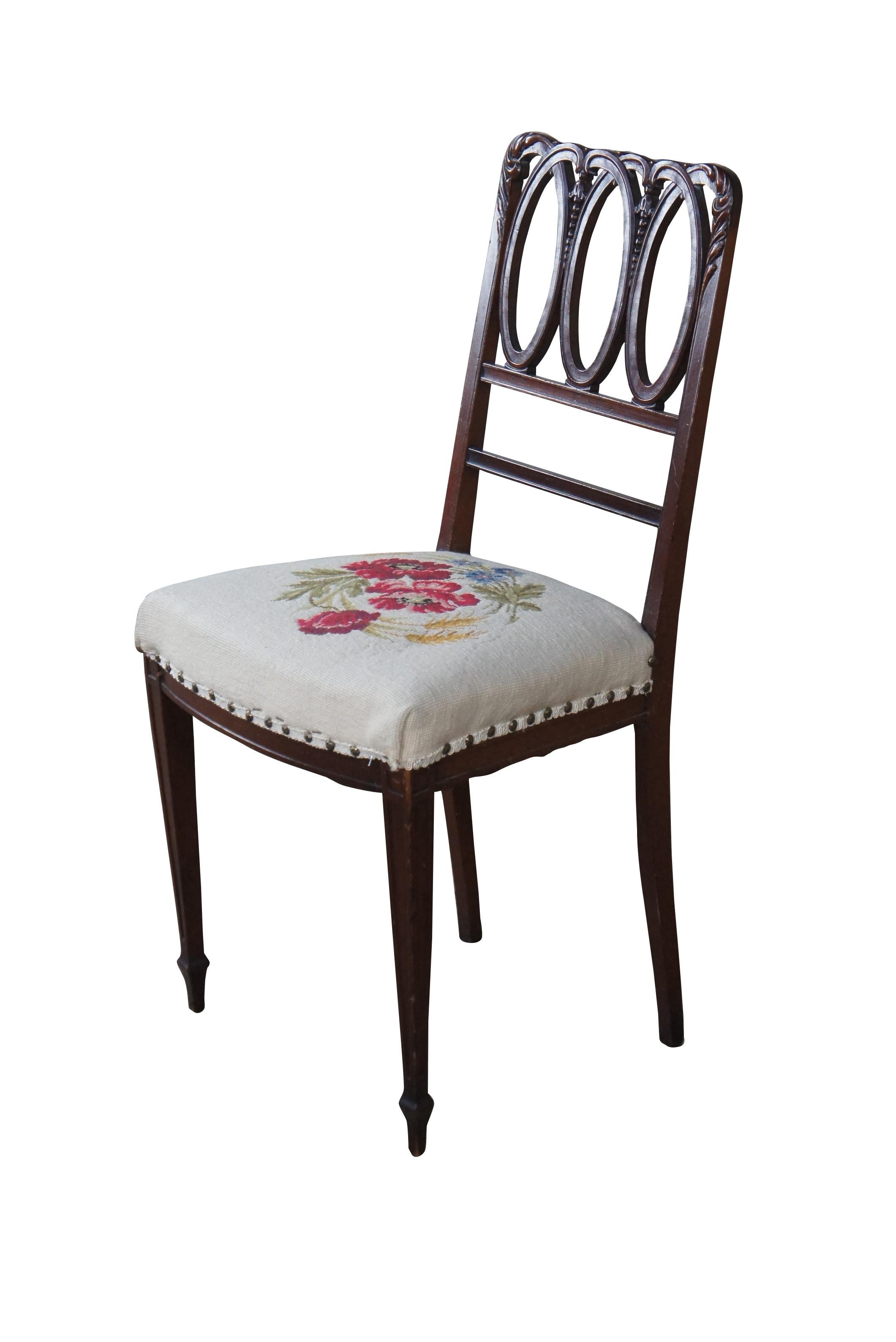 Antique Hepplewhite Mahogany Needlepoint Hoop Back Side Dining Accent Chair  In Good Condition For Sale In Dayton, OH