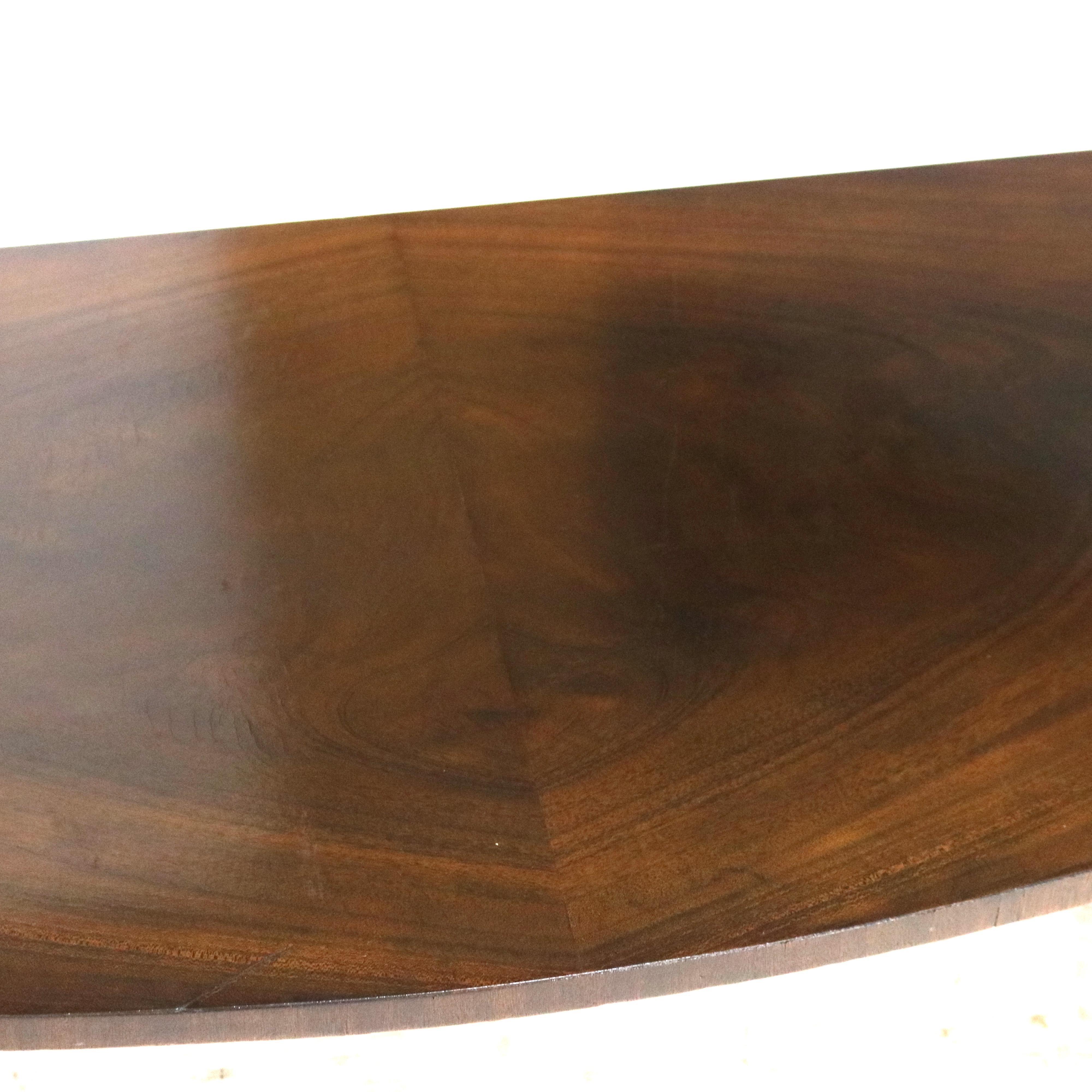 Buffet serpentin de style Hepplewhite en acajou flamboyant avec rallonge en laiton en vente 11