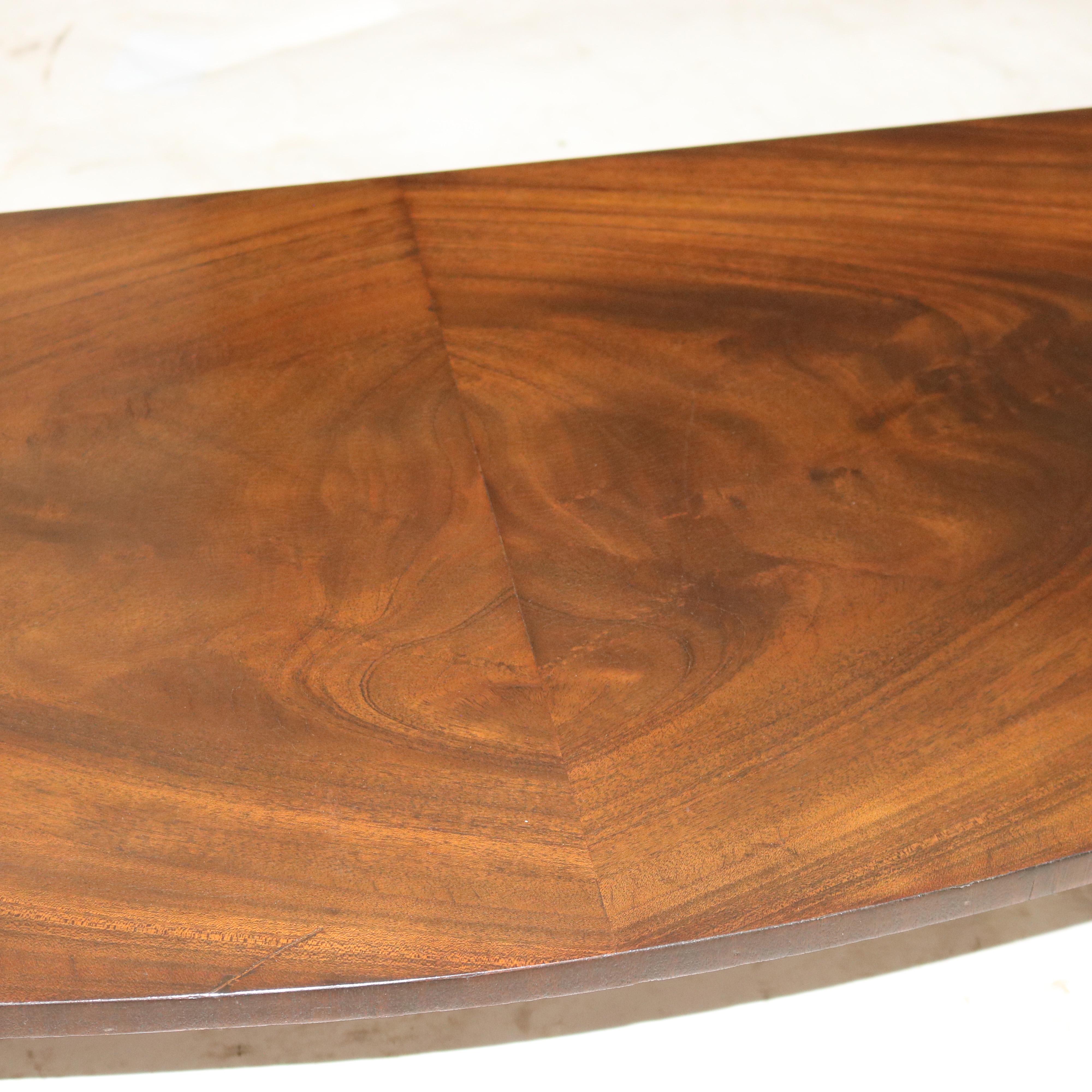 Buffet serpentin de style Hepplewhite en acajou flamboyant avec rallonge en laiton en vente 12