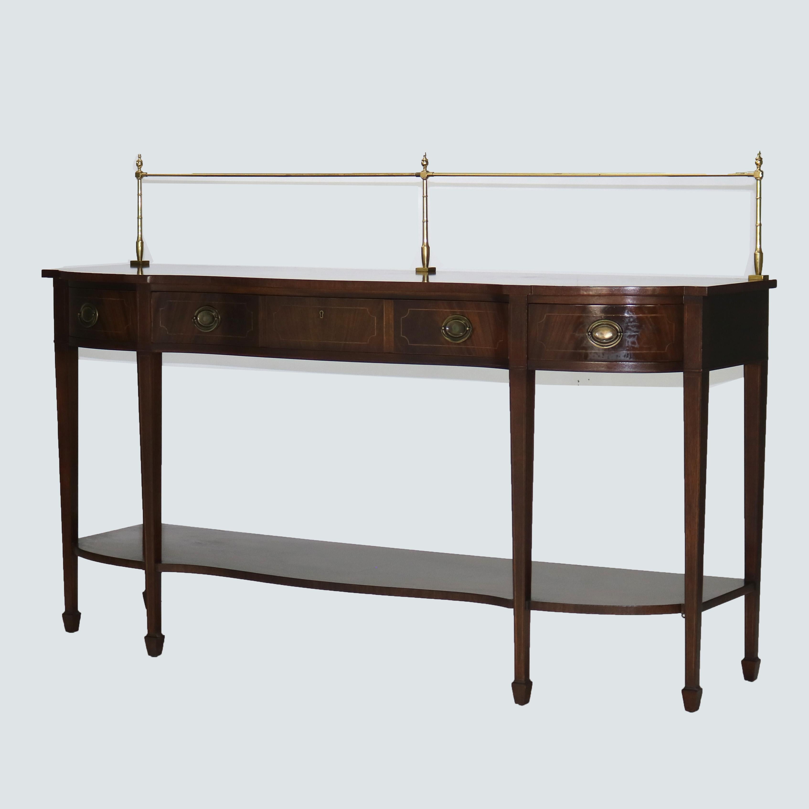Ancien buffet serpentin en acajou flammé de style Hepplewhite, avec rail en laiton, datant de 1930.   
Dimensions : 49 