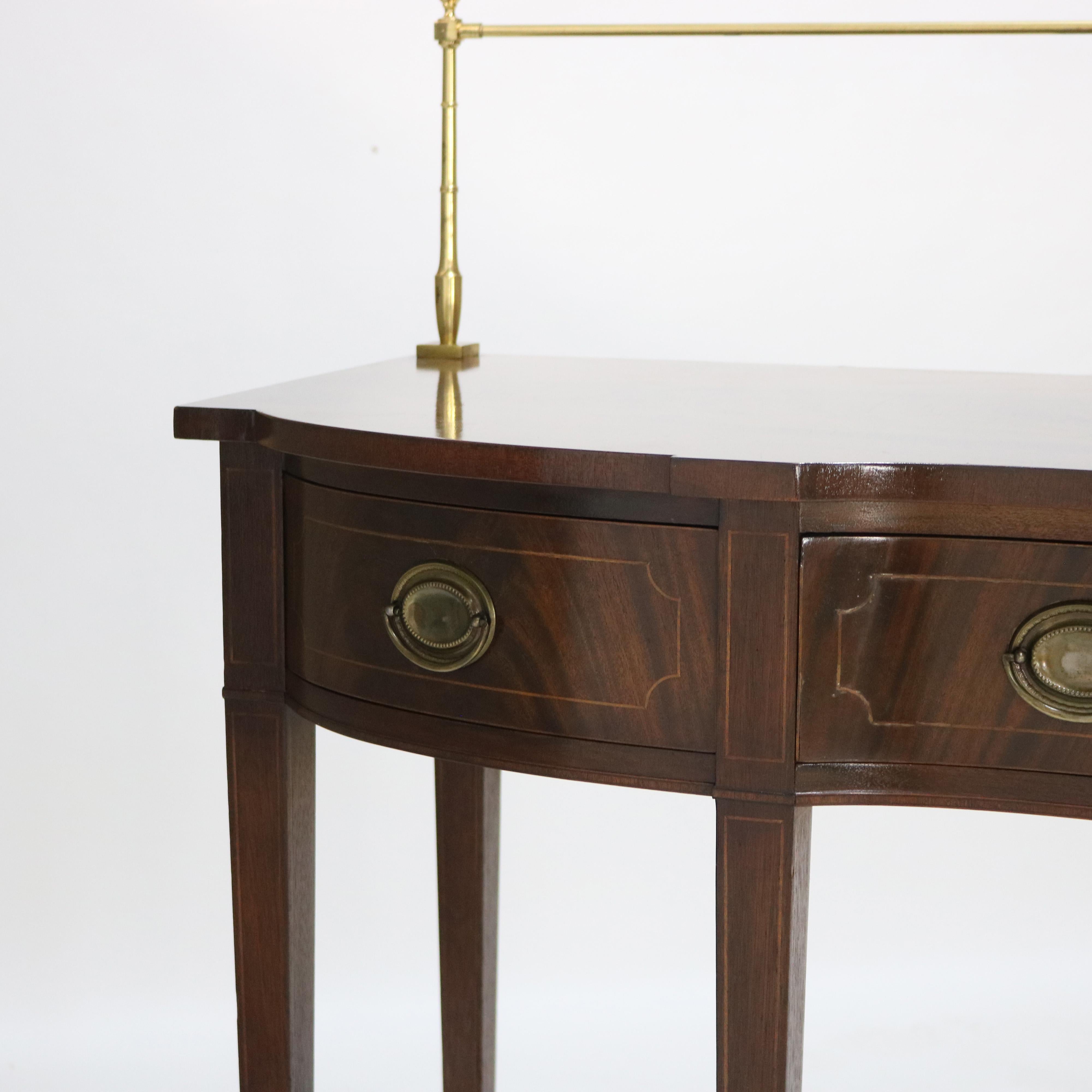 Buffet serpentin de style Hepplewhite en acajou flamboyant avec rallonge en laiton Bon état - En vente à Big Flats, NY