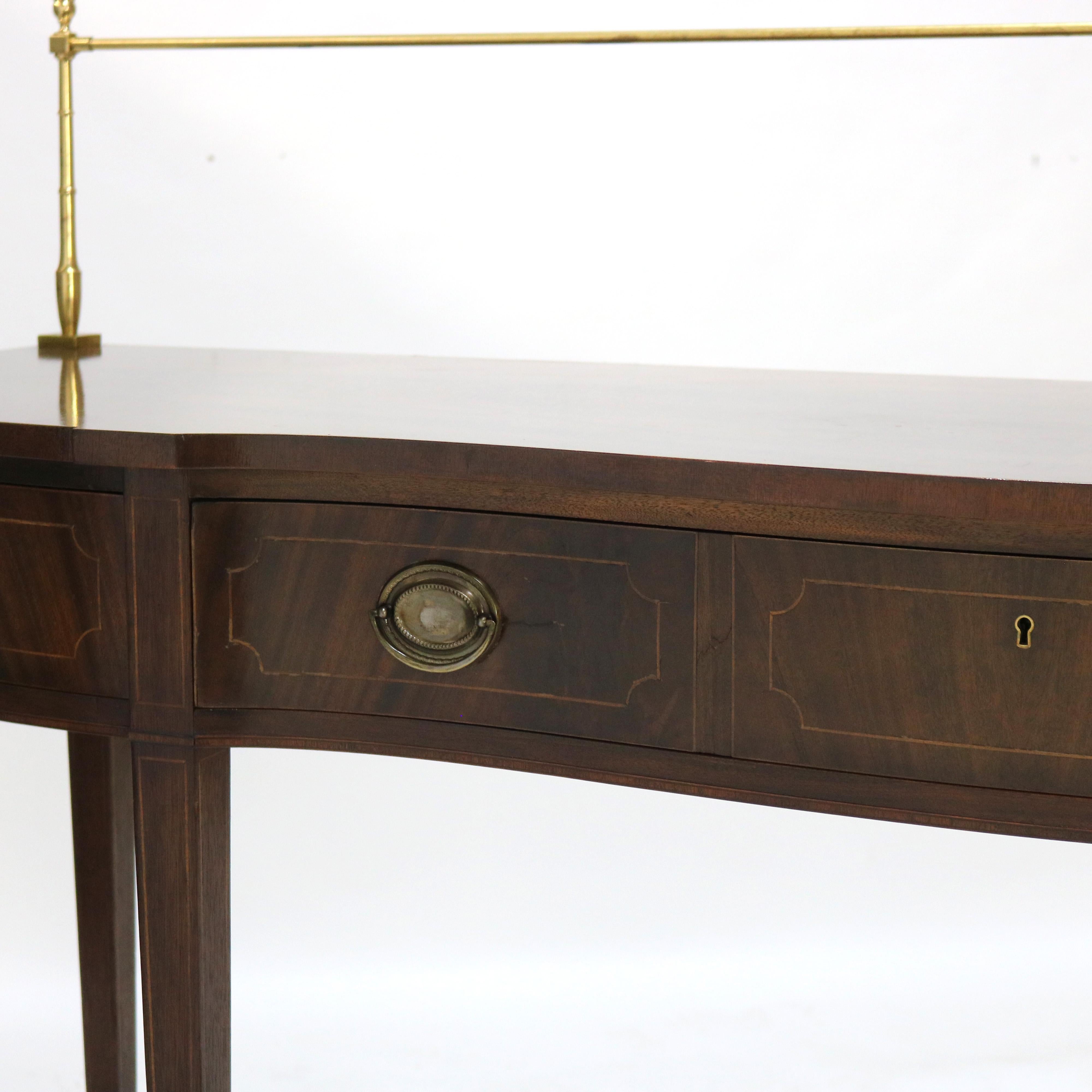 20ième siècle Buffet serpentin de style Hepplewhite en acajou flamboyant avec rallonge en laiton en vente