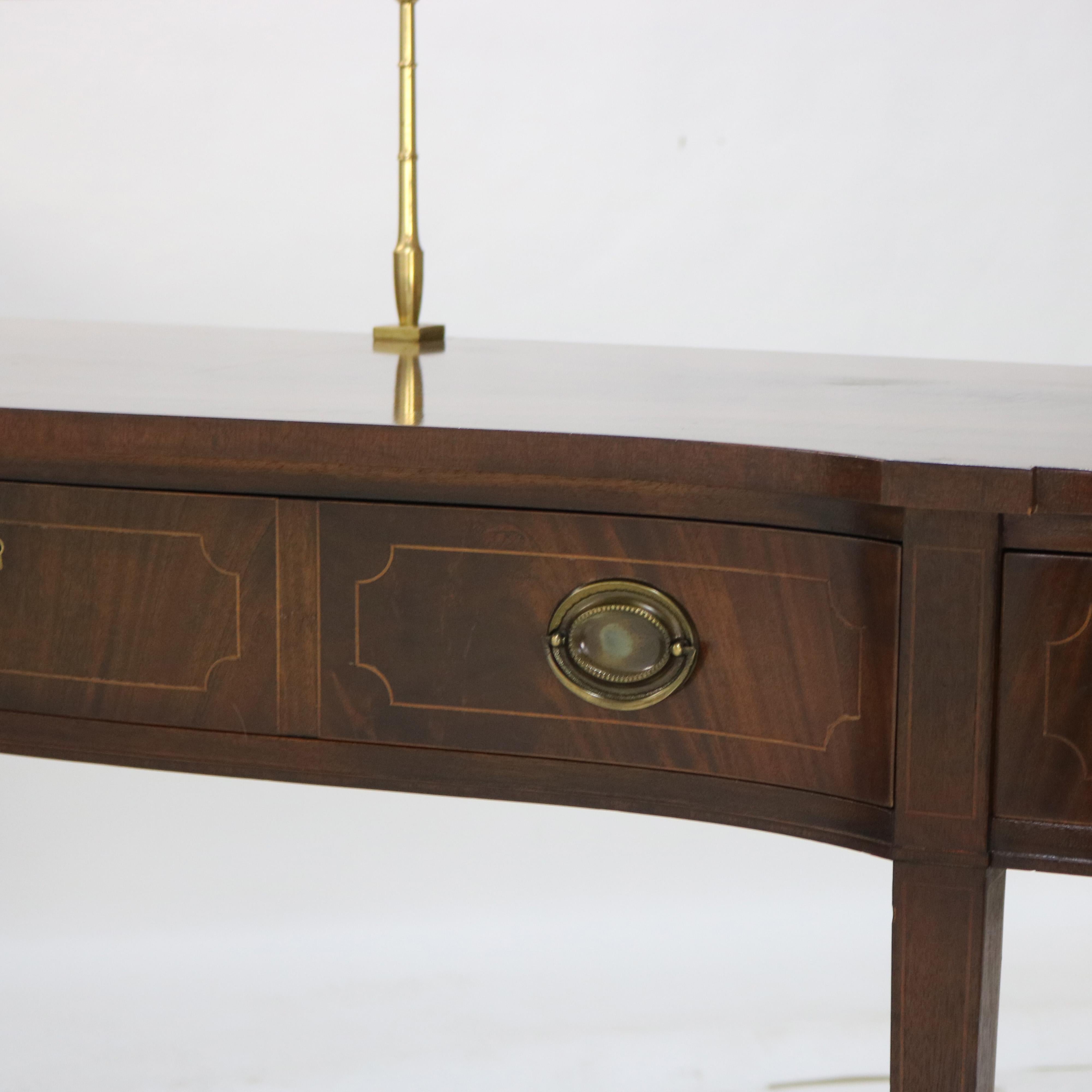 Laiton Buffet serpentin de style Hepplewhite en acajou flamboyant avec rallonge en laiton en vente