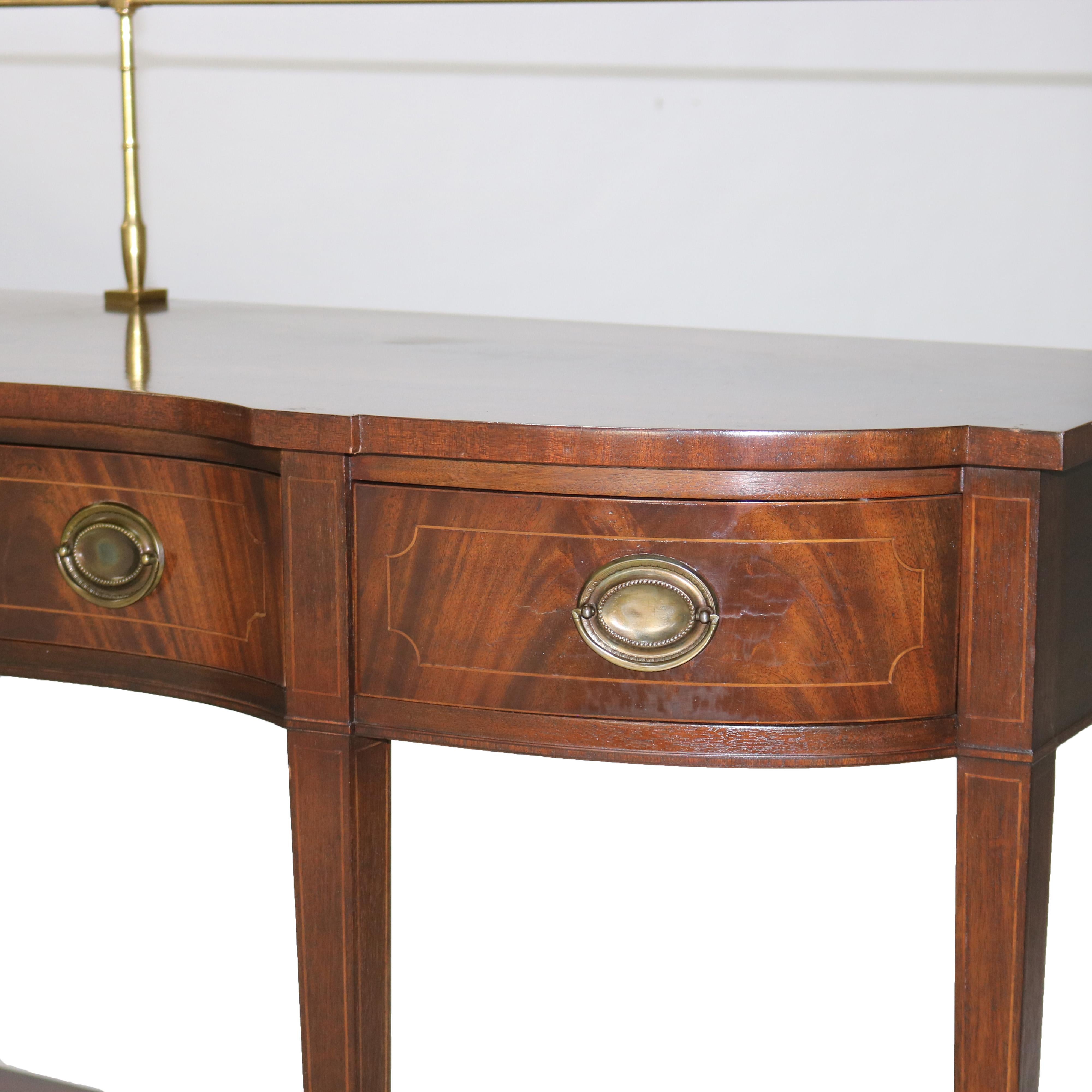 Buffet serpentin de style Hepplewhite en acajou flamboyant avec rallonge en laiton en vente 1