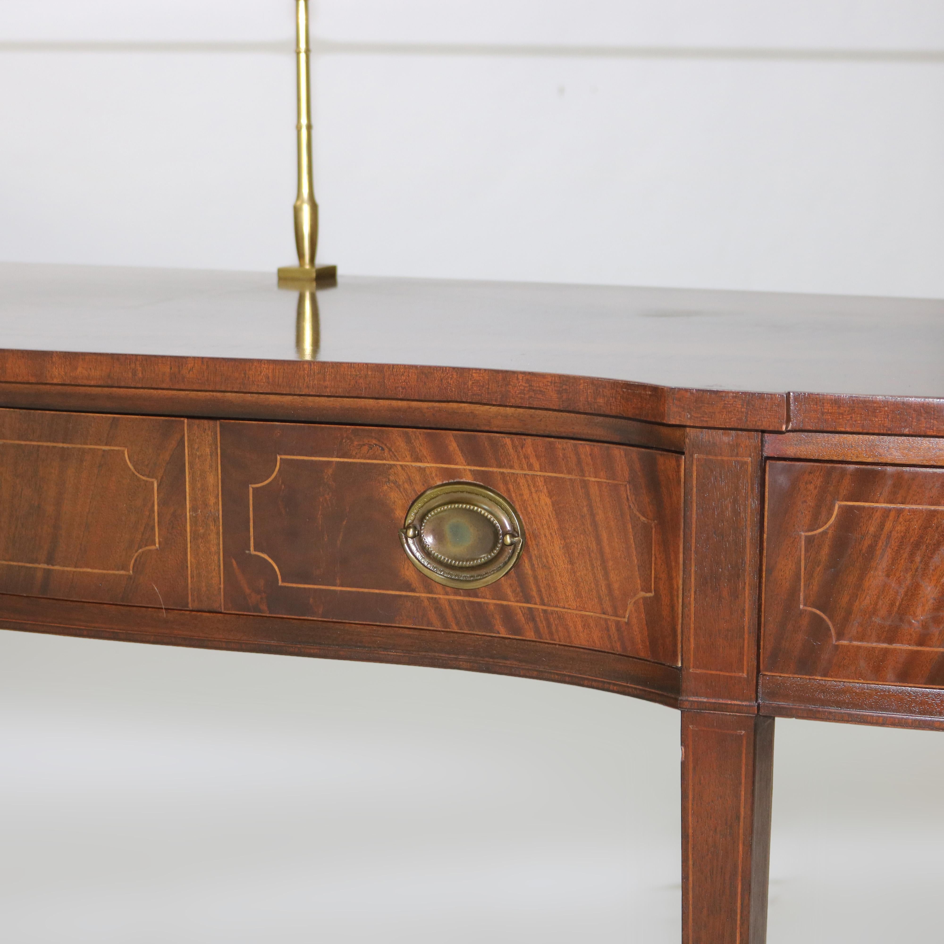 Buffet serpentin de style Hepplewhite en acajou flamboyant avec rallonge en laiton en vente 2