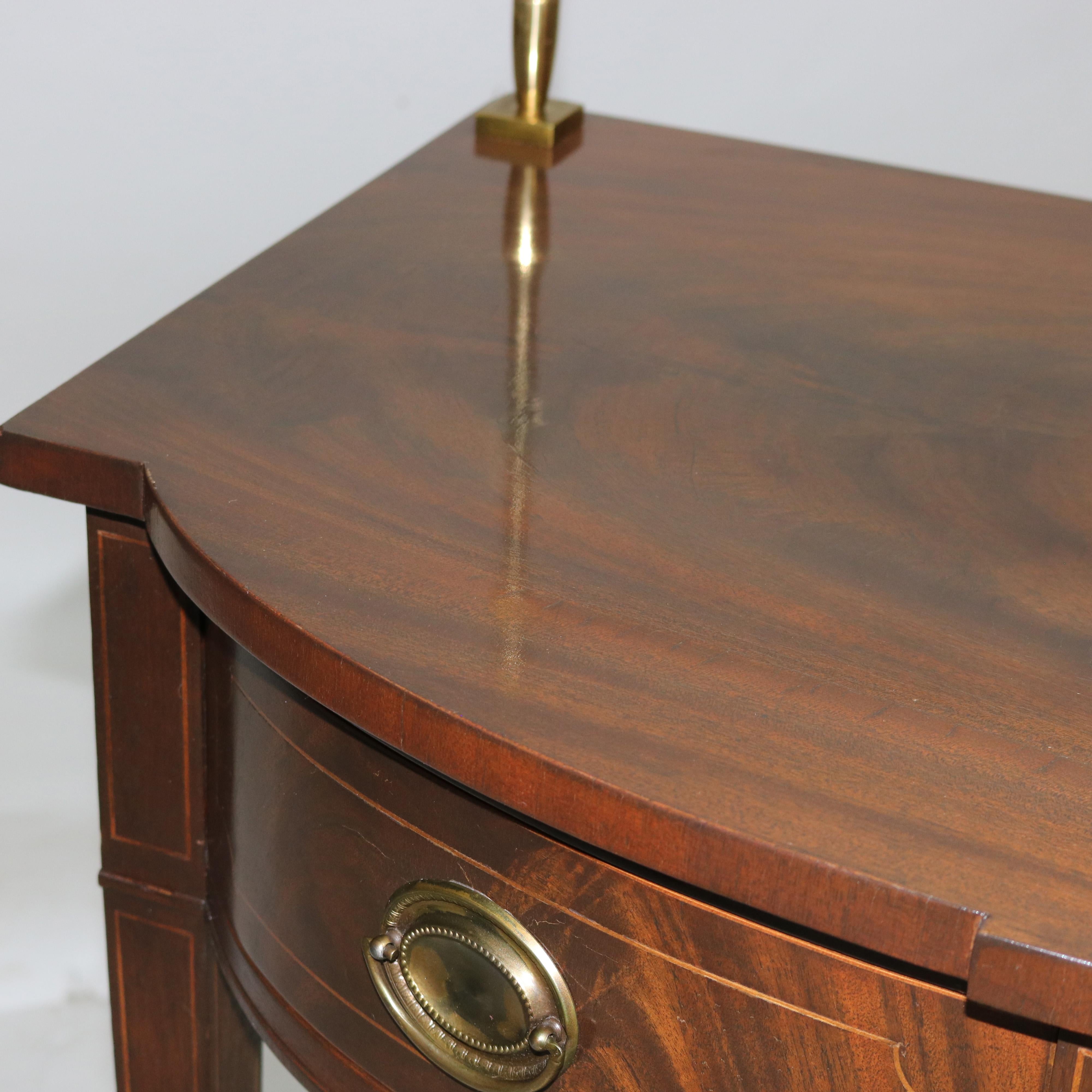Buffet serpentin de style Hepplewhite en acajou flamboyant avec rallonge en laiton en vente 3