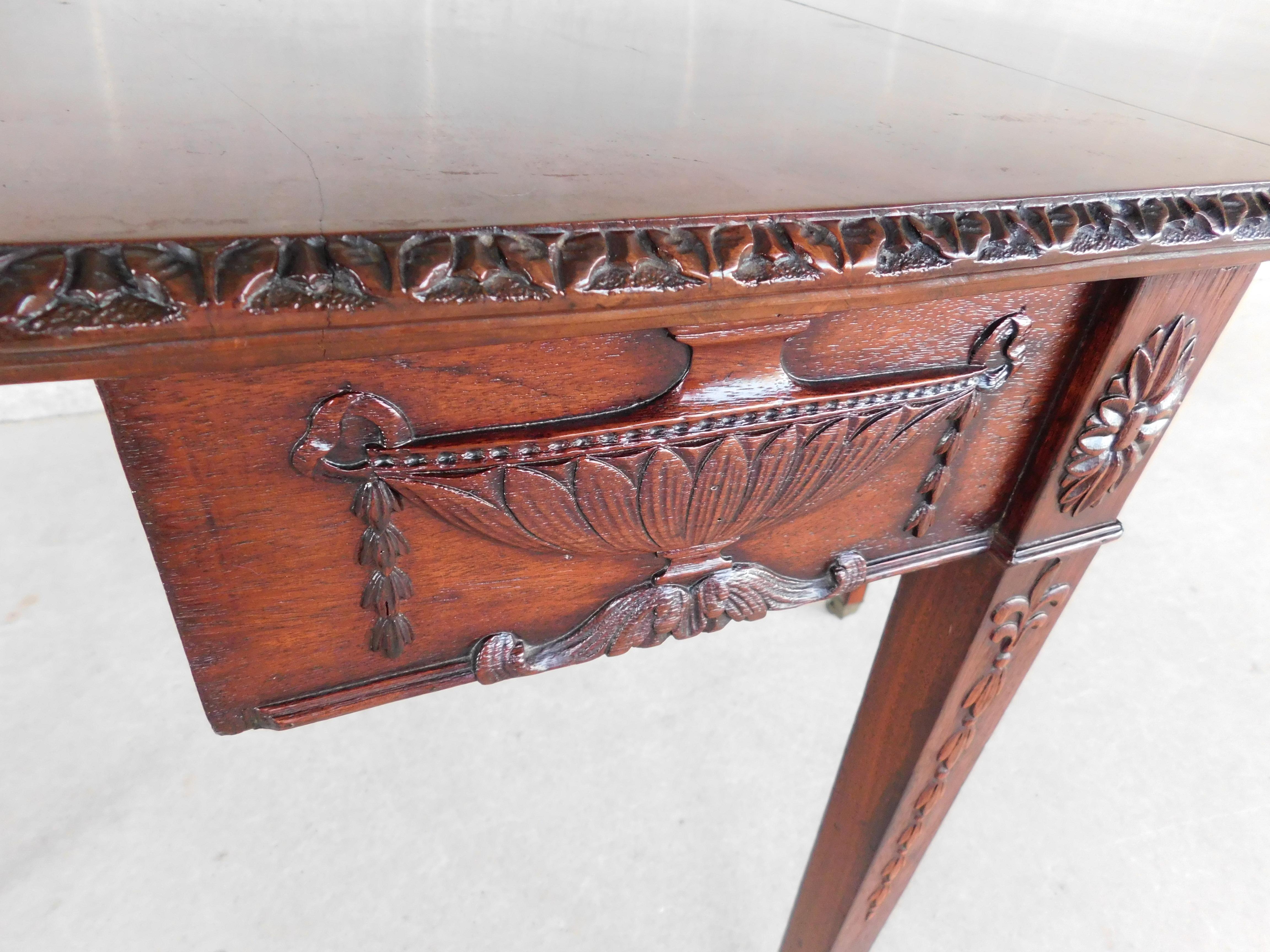 Antique Hepplewhite Style Mahogany Drop Side Accent Table For Sale 5