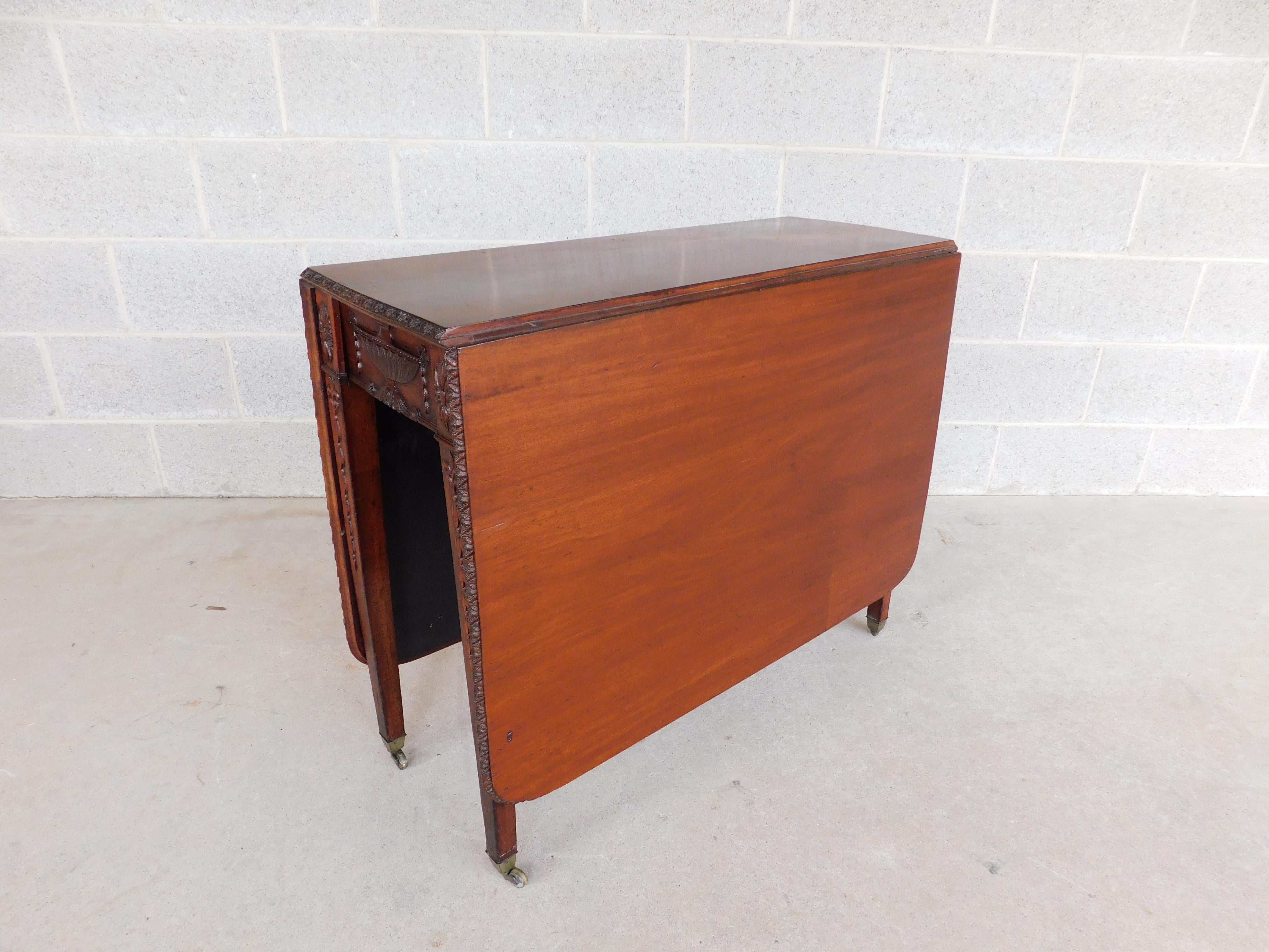 Antique Hepplewhite Style Mahogany Drop Side Accent Table In Good Condition For Sale In Parkesburg, PA