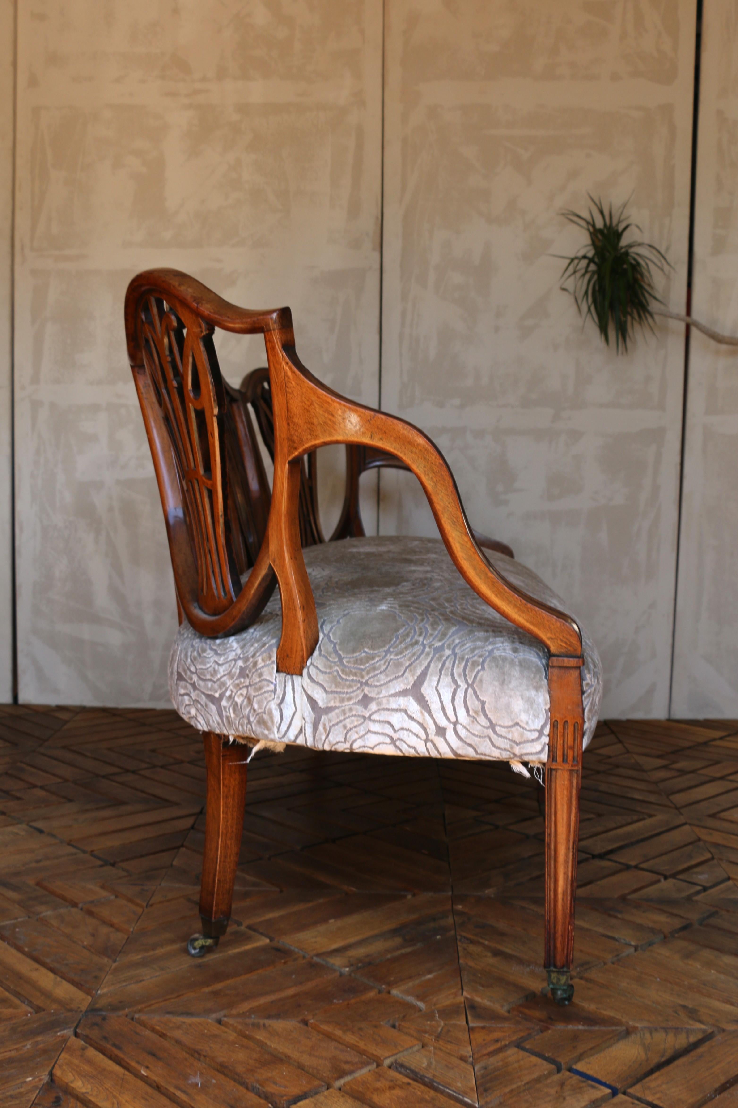 Antique Hepplewhite-Style Mahogany Shield-Back Settee, Circa 1890s For Sale 4