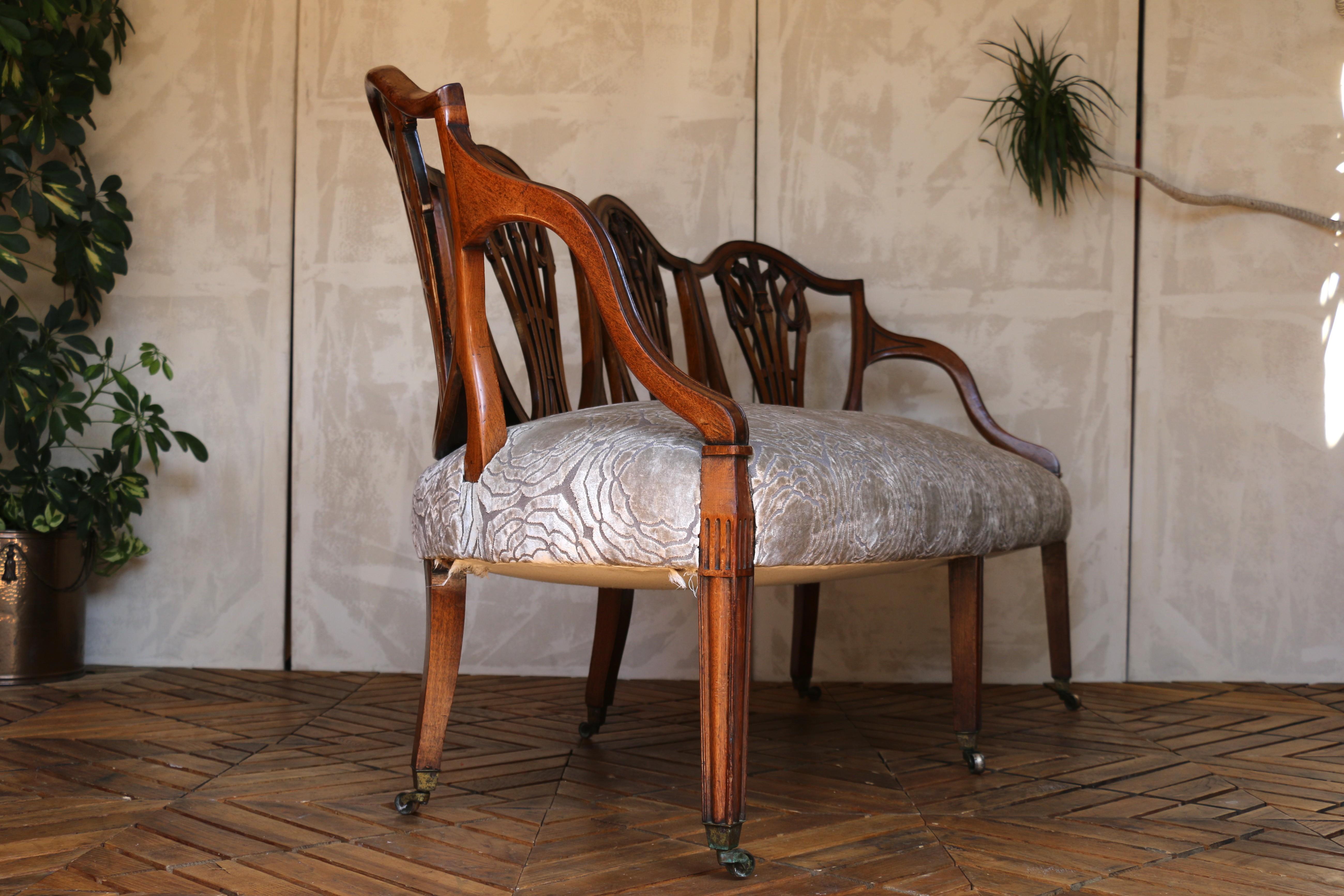 Antique Hepplewhite-Style Mahogany Shield-Back Settee, Circa 1890s For Sale 5