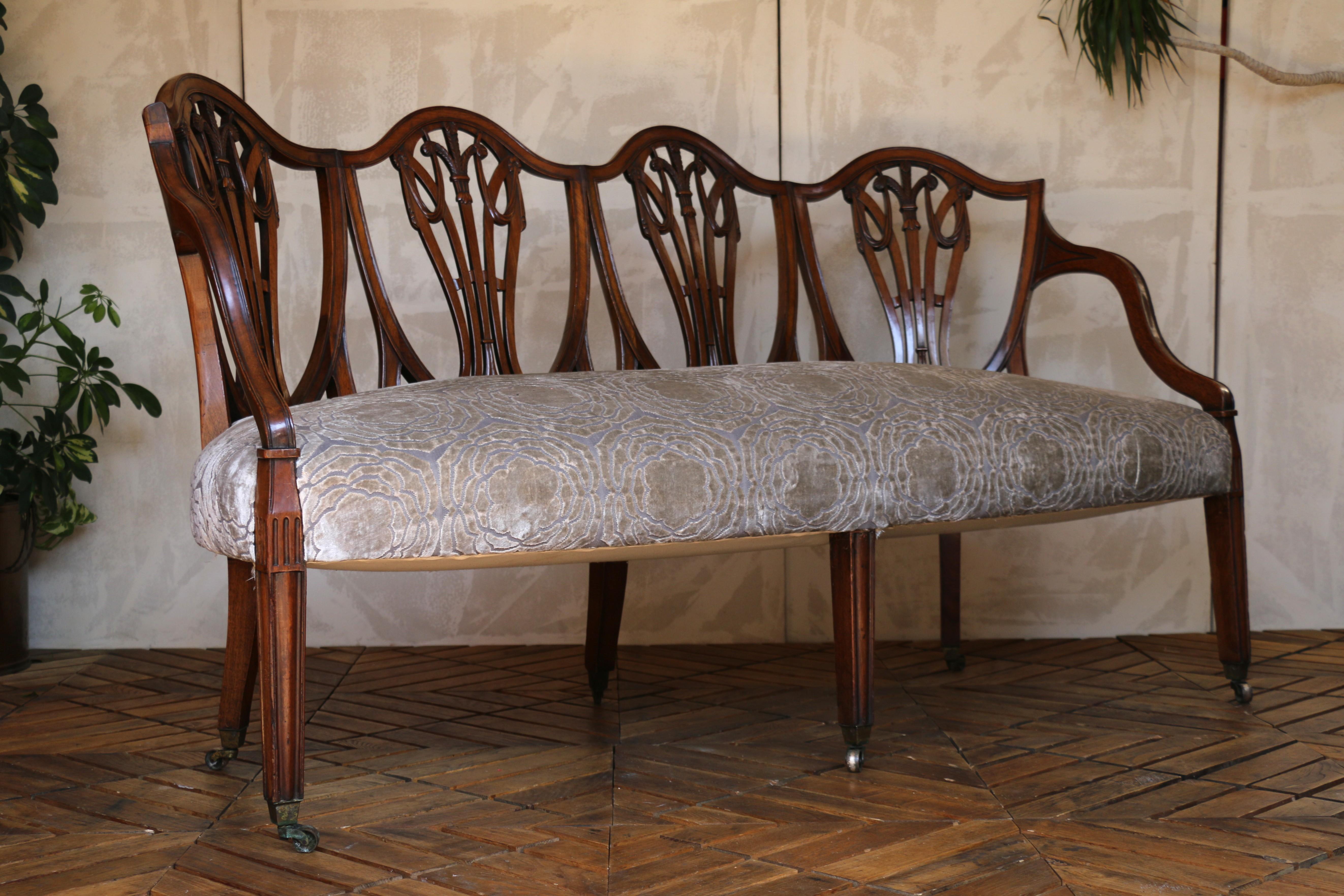 Antique Hepplewhite-Style Mahogany Shield-Back Settee, Circa 1890s For Sale 6