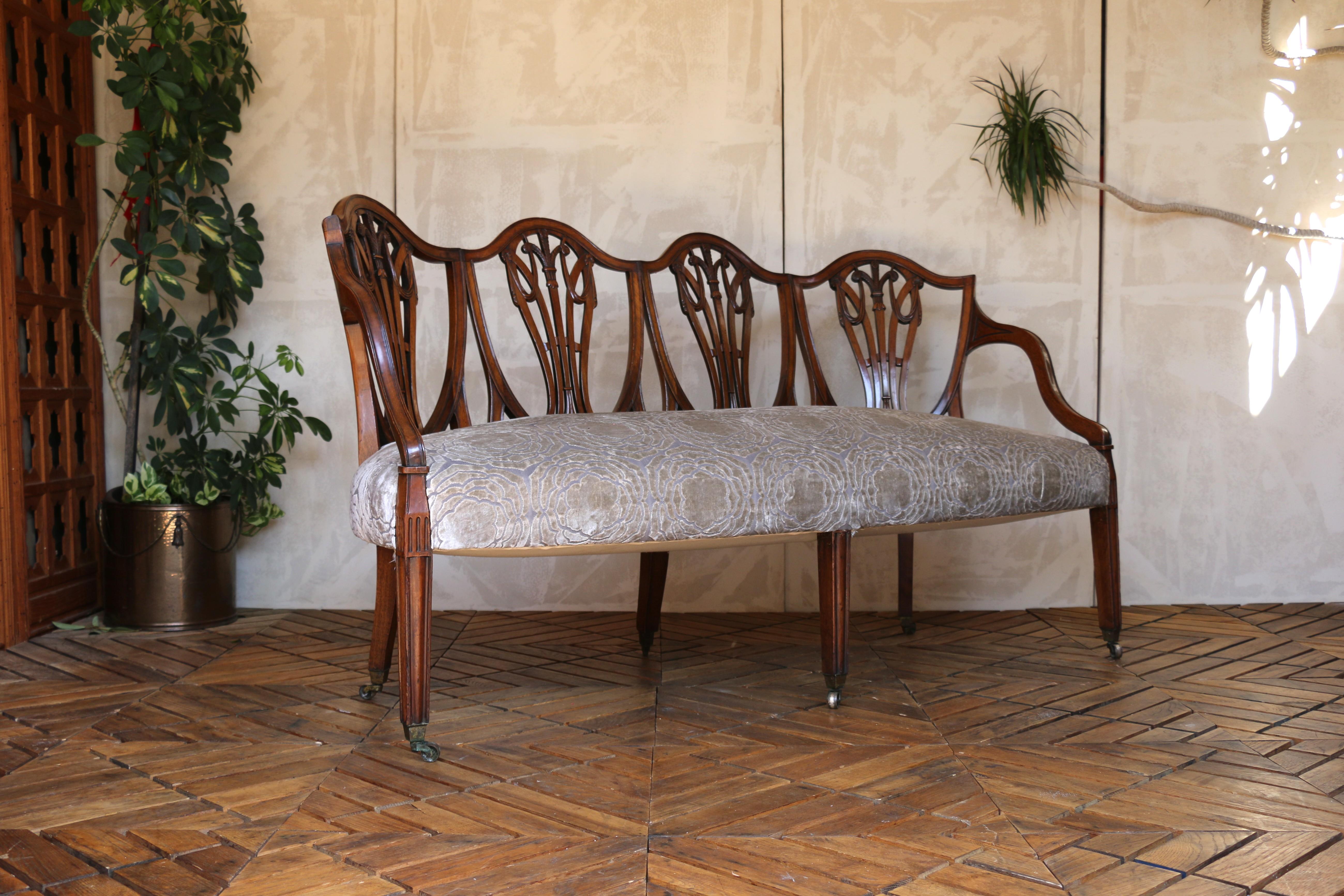 Antique Hepplewhite-Style Mahogany Shield-Back Settee, Circa 1890s For Sale 7