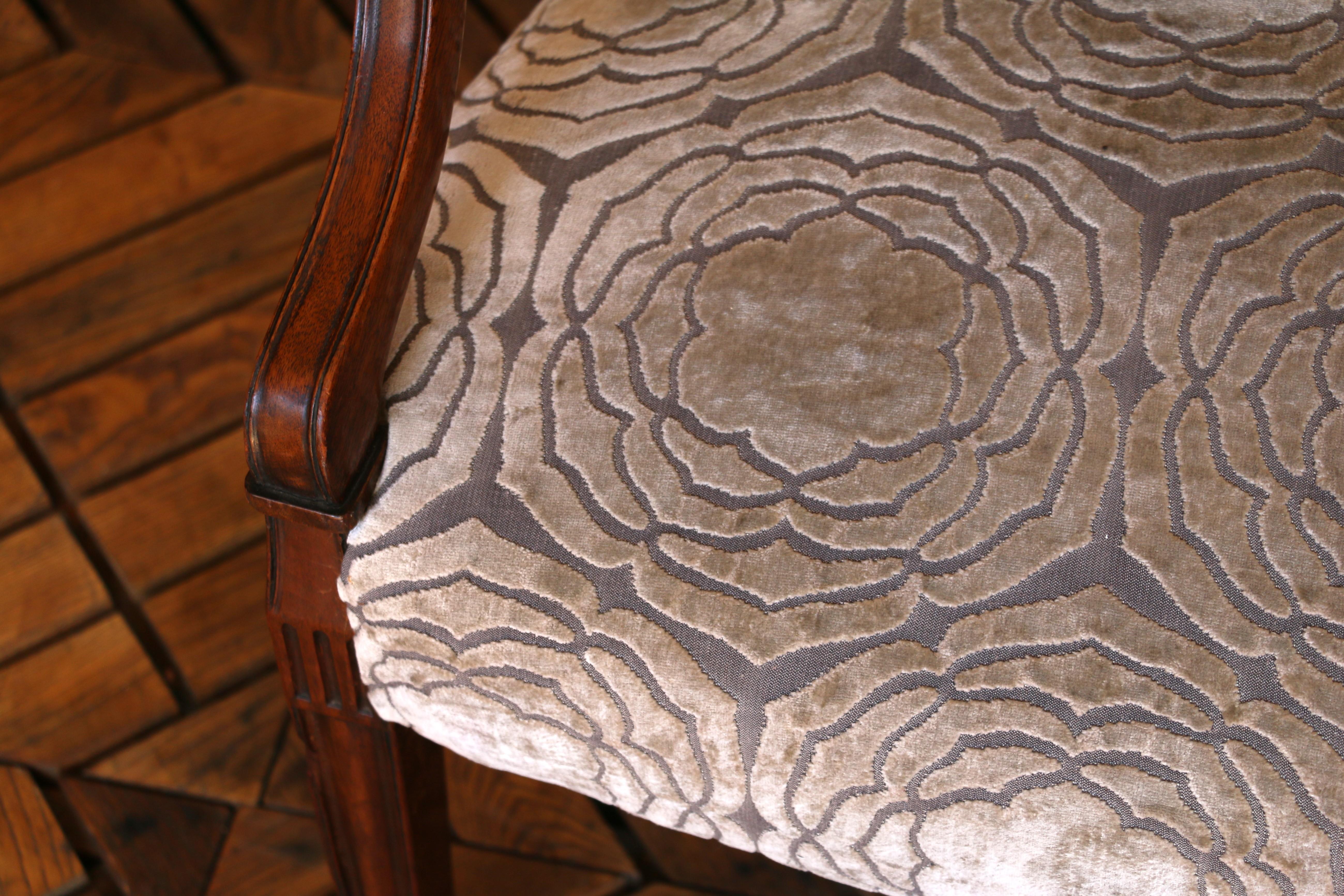 Antique Hepplewhite-Style Mahogany Shield-Back Settee, Circa 1890s For Sale 11